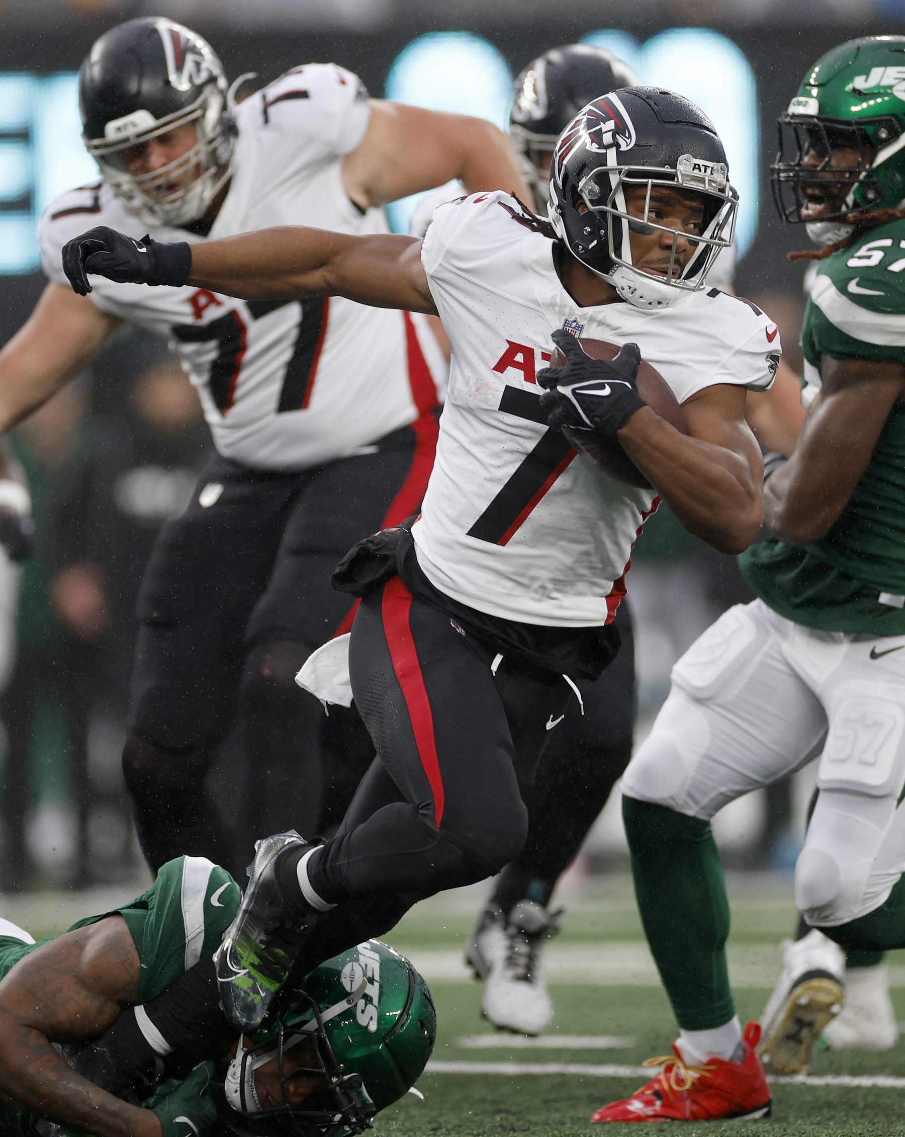 EAST RUTHERFORD, NEW JERSEY - DECEMBER 03: Bijan Robinson #7 of the Atlanta Falcons runs the ball during the second quarter in the game against the New York Jets at MetLife Stadium on December 03, 2023 in East Rutherford, New Jersey. (Photo by Sarah Stier/Getty Images)