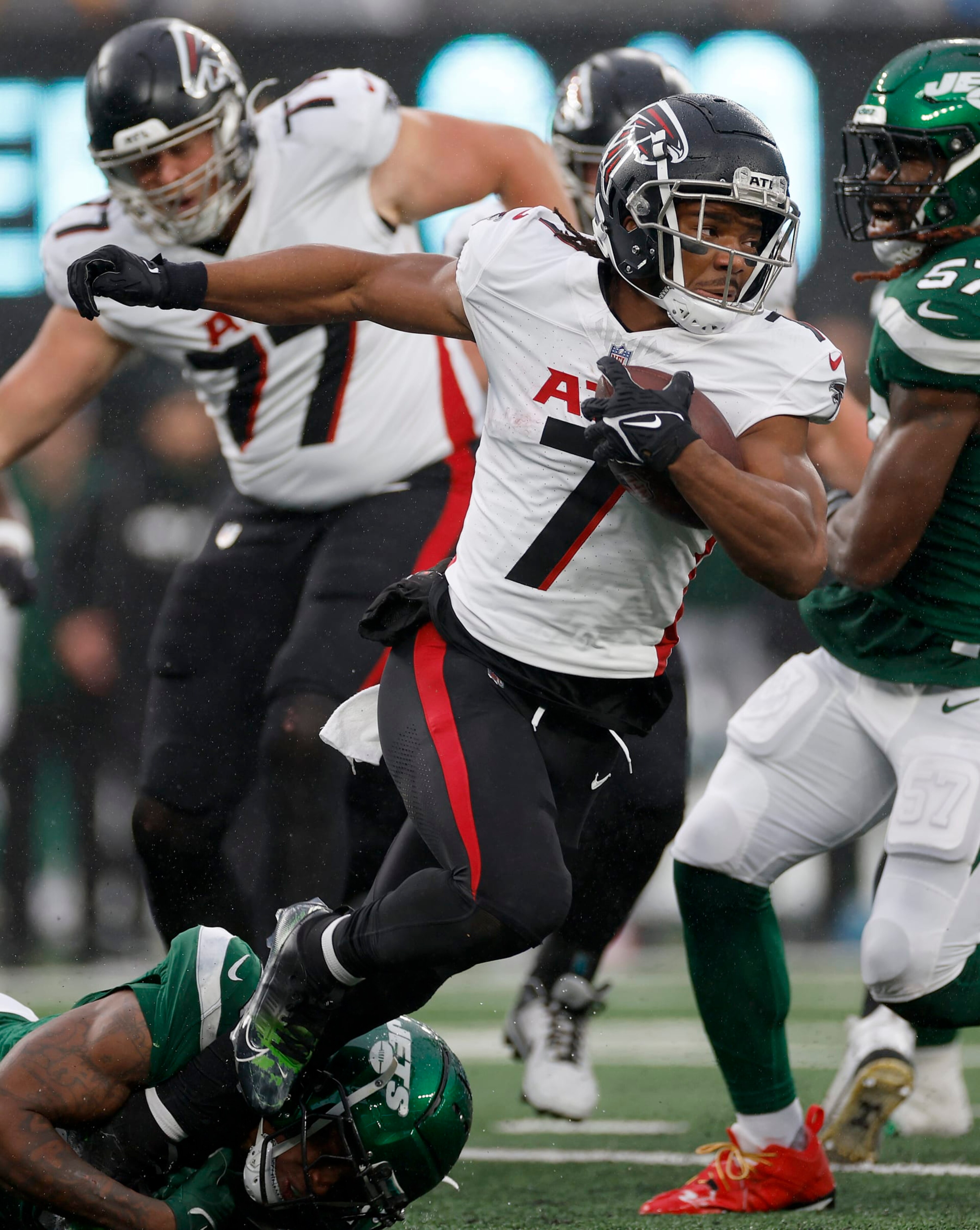 EAST RUTHERFORD, NEW JERSEY - DECEMBER 03: Bijan Robinson #7 of the Atlanta Falcons runs the ball during the second quarter in the game against the New York Jets at MetLife Stadium on December 03, 2023 in East Rutherford, New Jersey. (Photo by Sarah Stier/Getty Images)