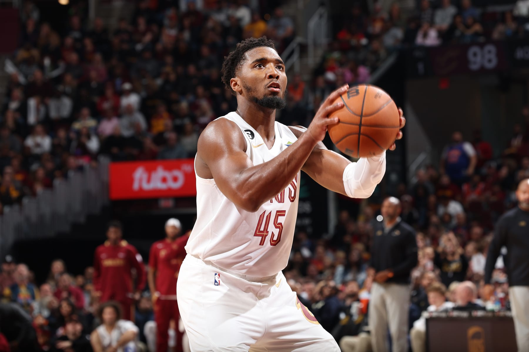 CHICAGO, IL - OCTOBER 30: Donovan Mitchell #45 of the Cleveland Cavaliers shoots the ball during the game against the New York Knicks on October 30, 2022 at United Center in Chicago, Illinois. NOTE TO USER: User expressly acknowledges and agrees that, by downloading and or using this photograph, User is consenting to the terms and conditions of the Getty Images License Agreement. Mandatory Copyright Notice: Copyright 2022 NBAE (Photo by Jeff Haynes/NBAE via Getty Images)
