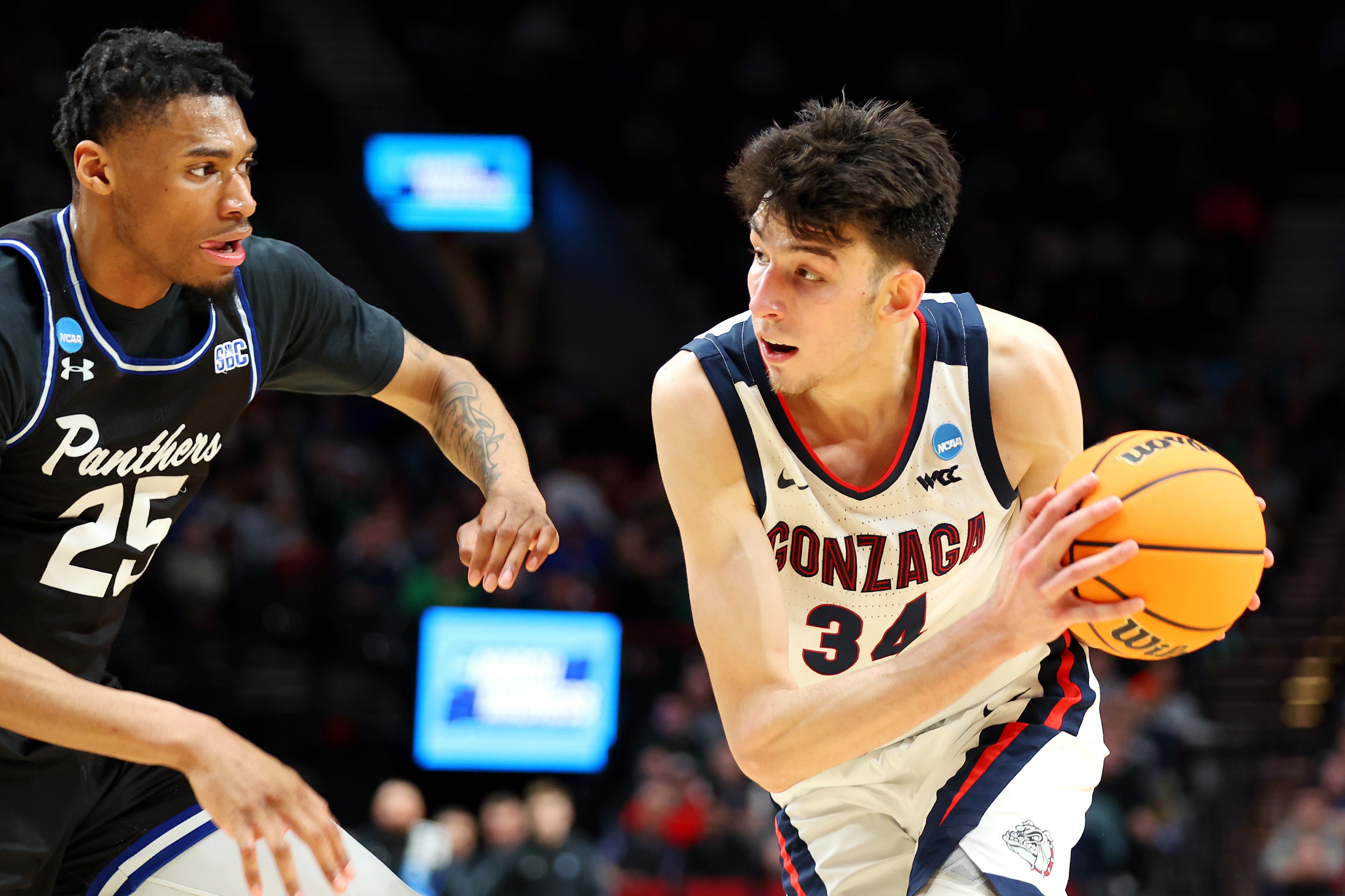 PORTLAND, OREGON - MARCH 17: Chet Holmgren #34 of the Gonzaga Bulldogs dribbles against Jalen Thomas #25 of the Georgia State Panthers during the second half in the first round game of the 2022 NCAA Men's Basketball Tournament at Moda Center on March 17, 2022 in Portland, Oregon. (Photo by Abbie Parr/Getty Images)