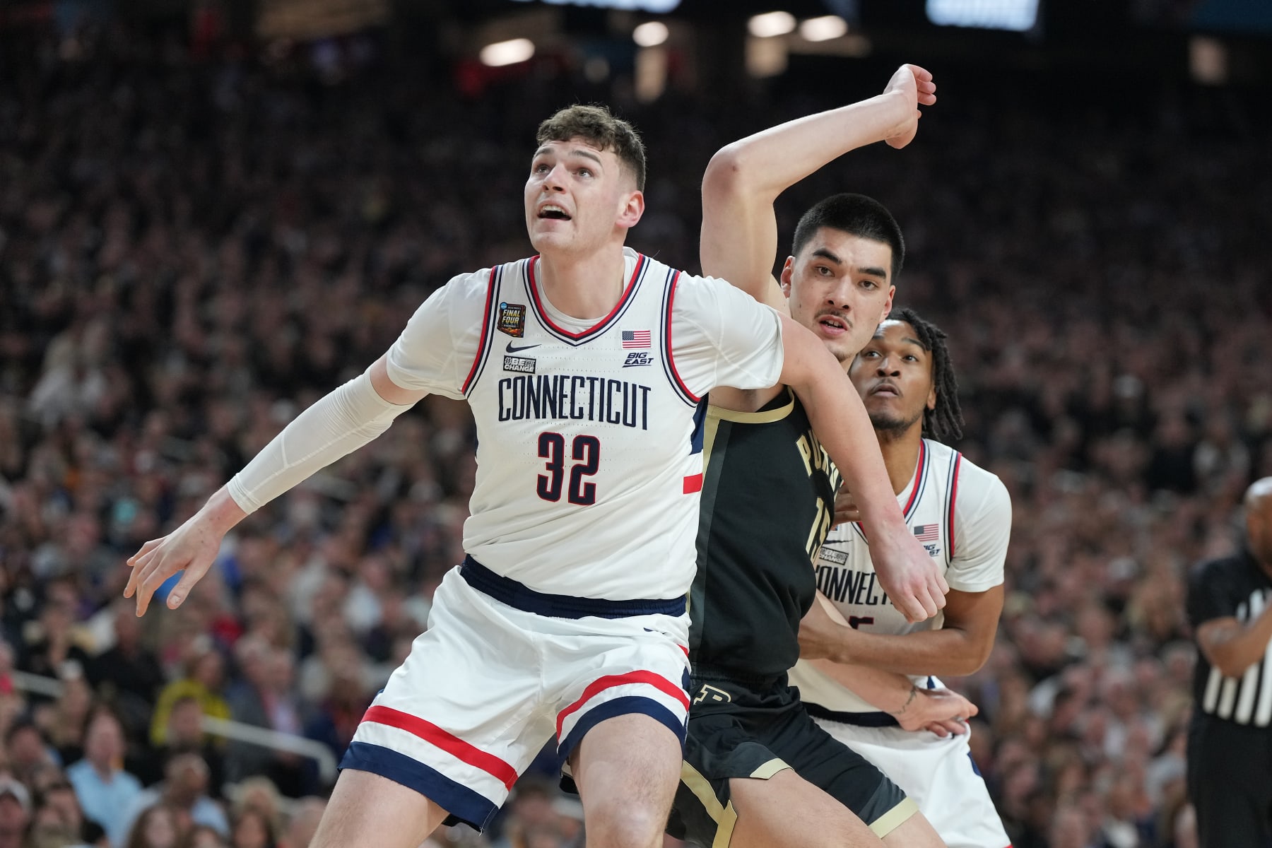 GLENDALE, ARIZONA - APRIL 08:  Donovan Clingan #32 of the Connecticut Huskies protects the lane form Zach Edey #15 of the Purdue Boilermakers during the National College Basketball Championship game at State Farm Stadium on April 08, 2024 in Glendale, Arizona.  (Photo by Mitchell Layton/Getty Images)