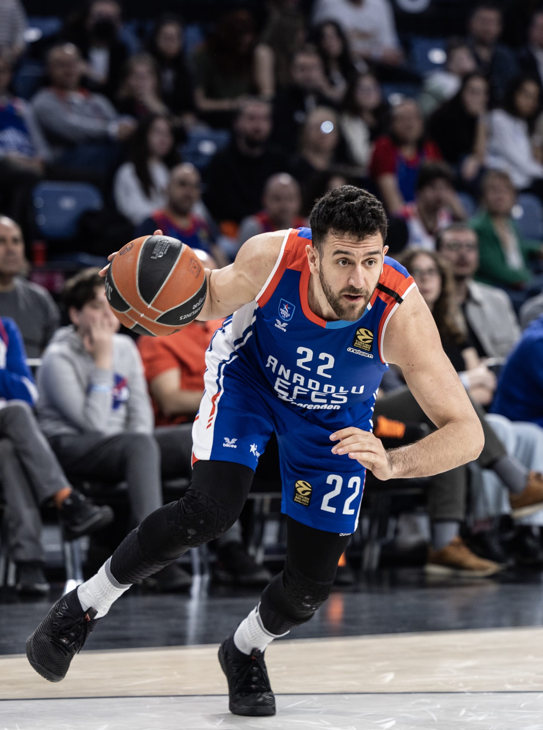 ISTANBUL, TURKEY - APRIL 14: Vasilije Micic, #22 of Anadolu Efes Istanbul in action during the 2022-23 Turkish Airlines EuroLeague Regular Season Round 34 game between Anadolu Efes Istanbul and AS Monaco at Sinan Erdem Sports Hall on April 14, 2023 in Istanbul, Turkey. (Photo by Tolga Adanali/Euroleague Basketball via Getty Images)