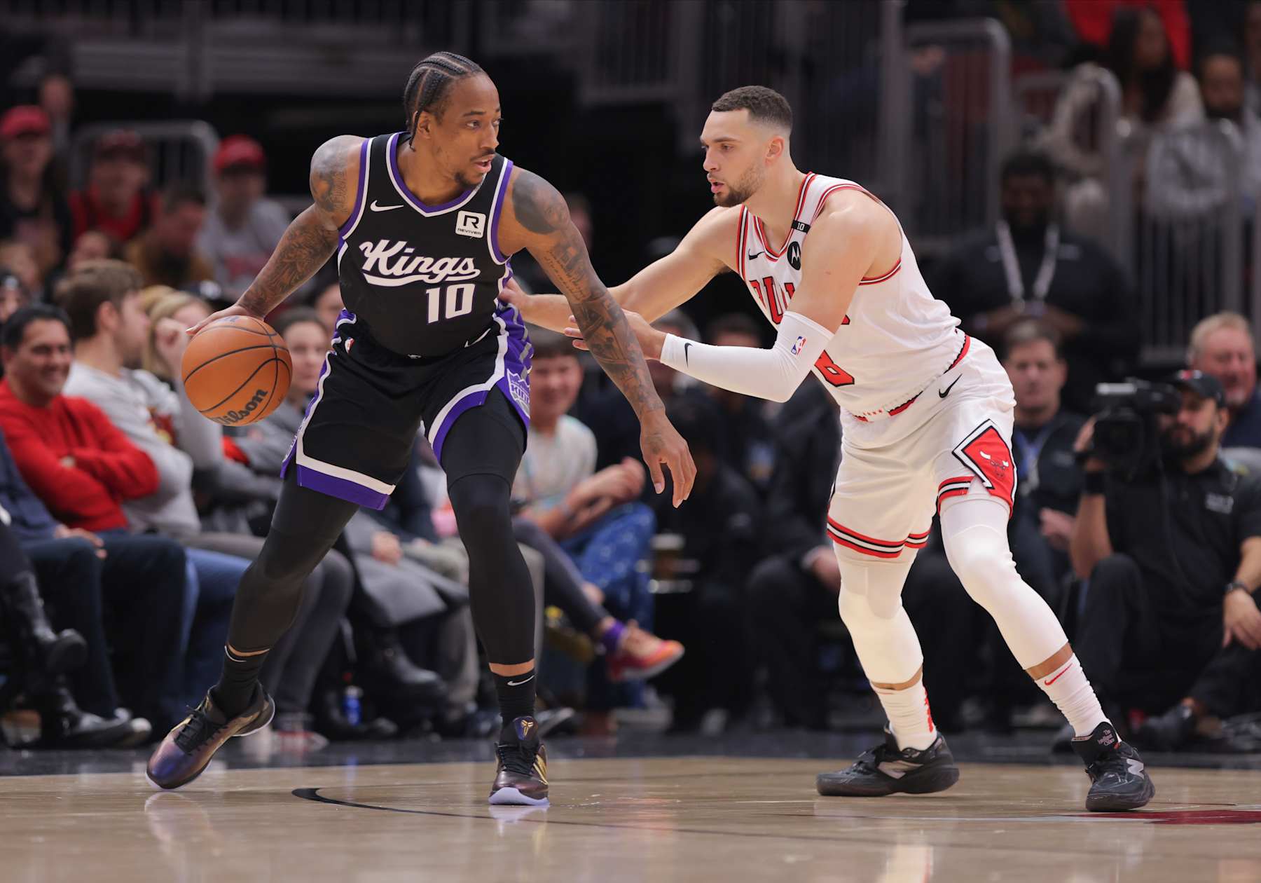 CHICAGO, IL - JANUARY 12: Zach LaVine #8 of the Chicago Bulls guards DeMar DeRozan #10 of the Sacramento Kings during the first half on January 12, 2025 at the United Center in Chicago, Illinois. (Photo by Melissa Tamez/Icon Sportswire via Getty Images)
