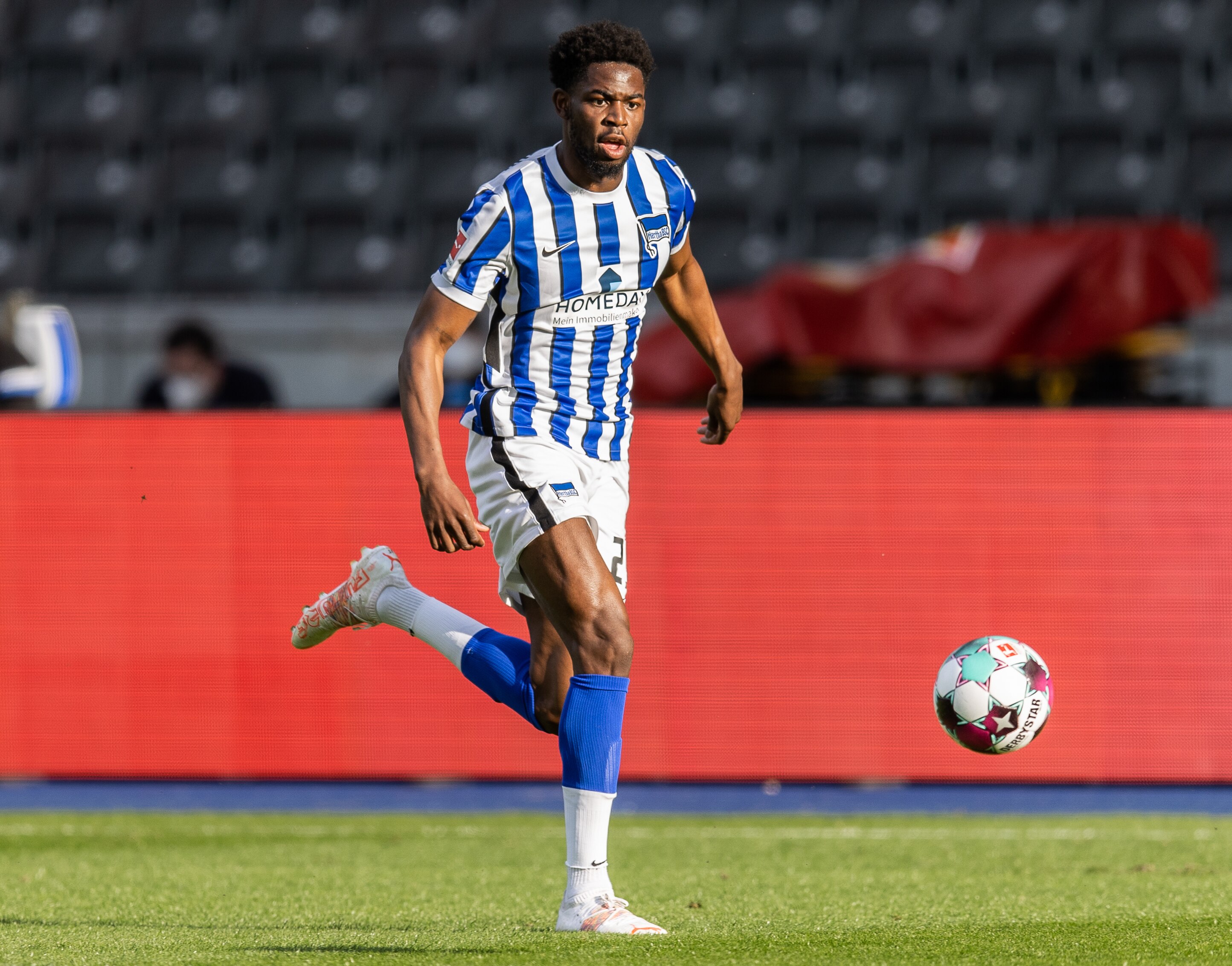 BERLIN, GERMANY - MAY 09: Jordan Torunarigha of Hertha BSC runs with the ball during the Bundesliga match between Hertha BSC and DSC Arminia Bielefeld at Olympiastadion on May 09, 2021 in Berlin, Germany. Sporting stadiums around Germany remain under strict restrictions due to the Coronavirus Pandemic as Government social distancing laws prohibit fans inside venues resulting in games being played behind closed doors. (Photo by Boris Streubel/Getty Images)