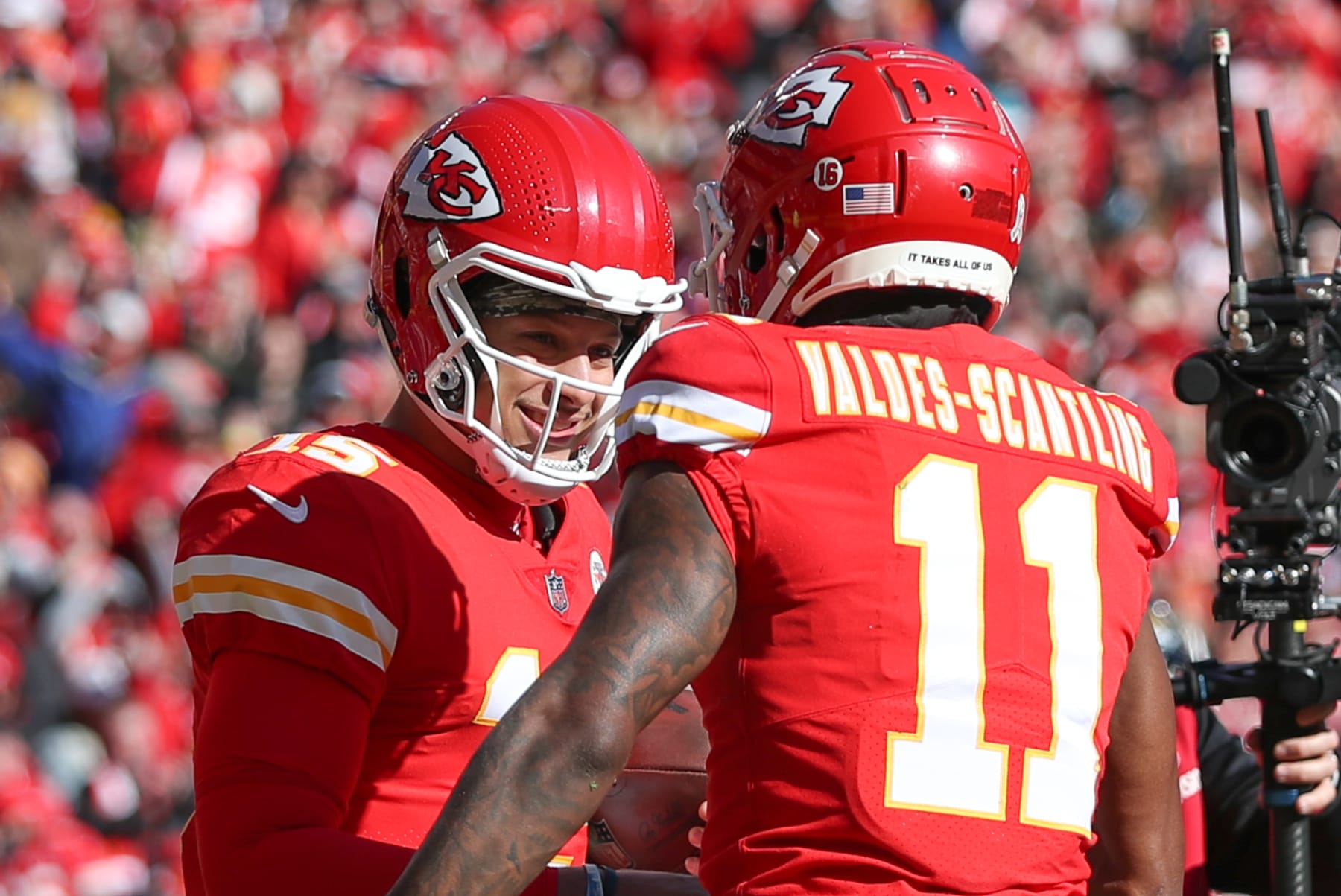 KANSAS CITY, MO - NOVEMBER 13: Kansas City Chiefs quarterback Patrick Mahomes (15) congratulates wide receiver Marquez Valdes-Scantling (11) after an 18-yard touchdown pass in the second quarter of an NFL game between the Jacksonville Jaguars and Kansas City Chiefs on November 13, 2022 at GEHA Field at Arrowhead Stadium in Kansas City, MO. (Photo by Scott Winters/Icon Sportswire via Getty Images)