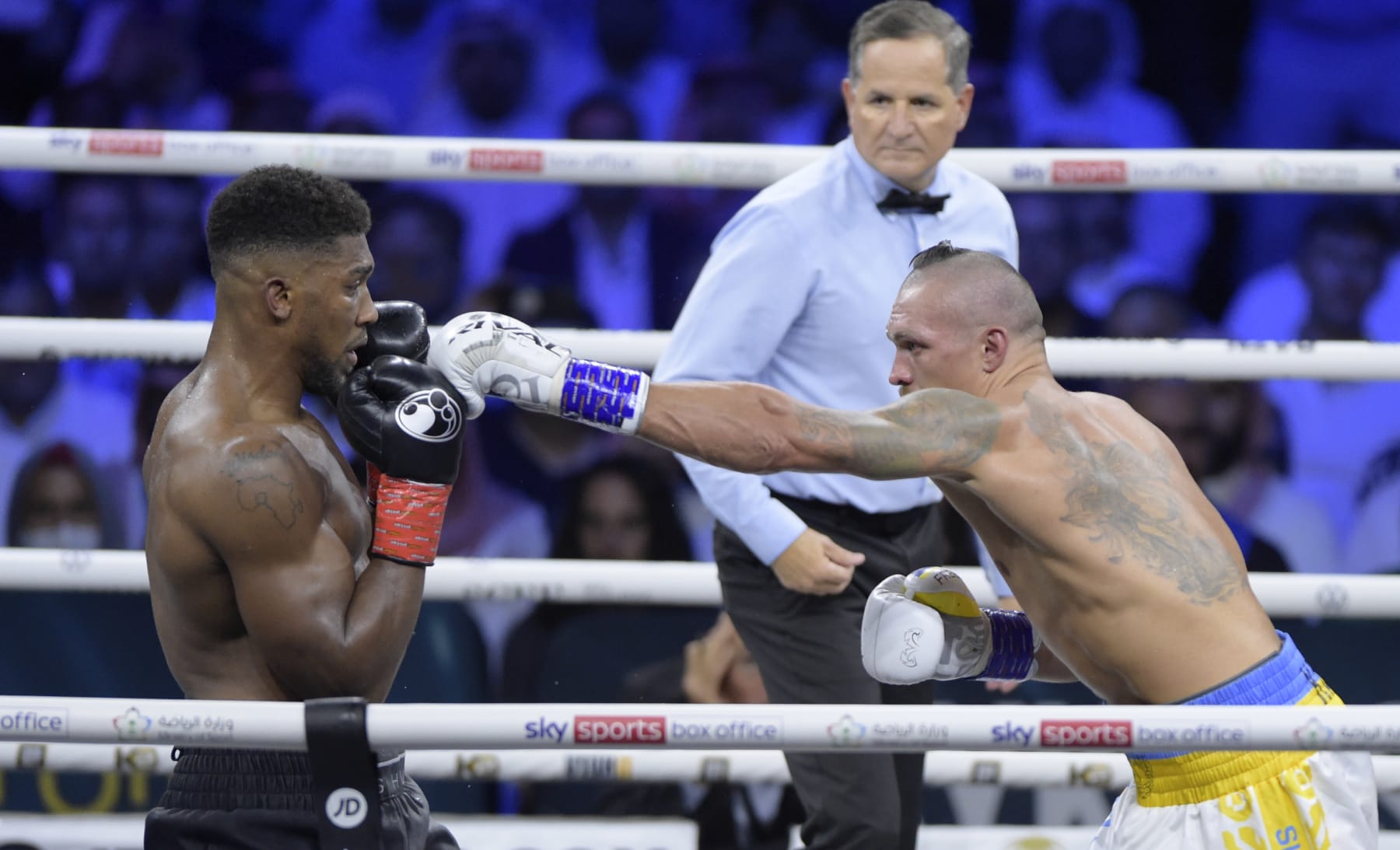 JEDDAH, SAUDI ARABIA - AUGUST 20: Oleksandr Usyks punch is dodged by Anthony Joshua during the Rage on the Red Sea Heavyweight Title Fight at King Abdullah Sports City Arena on August 20, 2022 in Jeddah, Saudi Arabia. (Photo by Khalid Alhaj/MB Media/Getty Images)