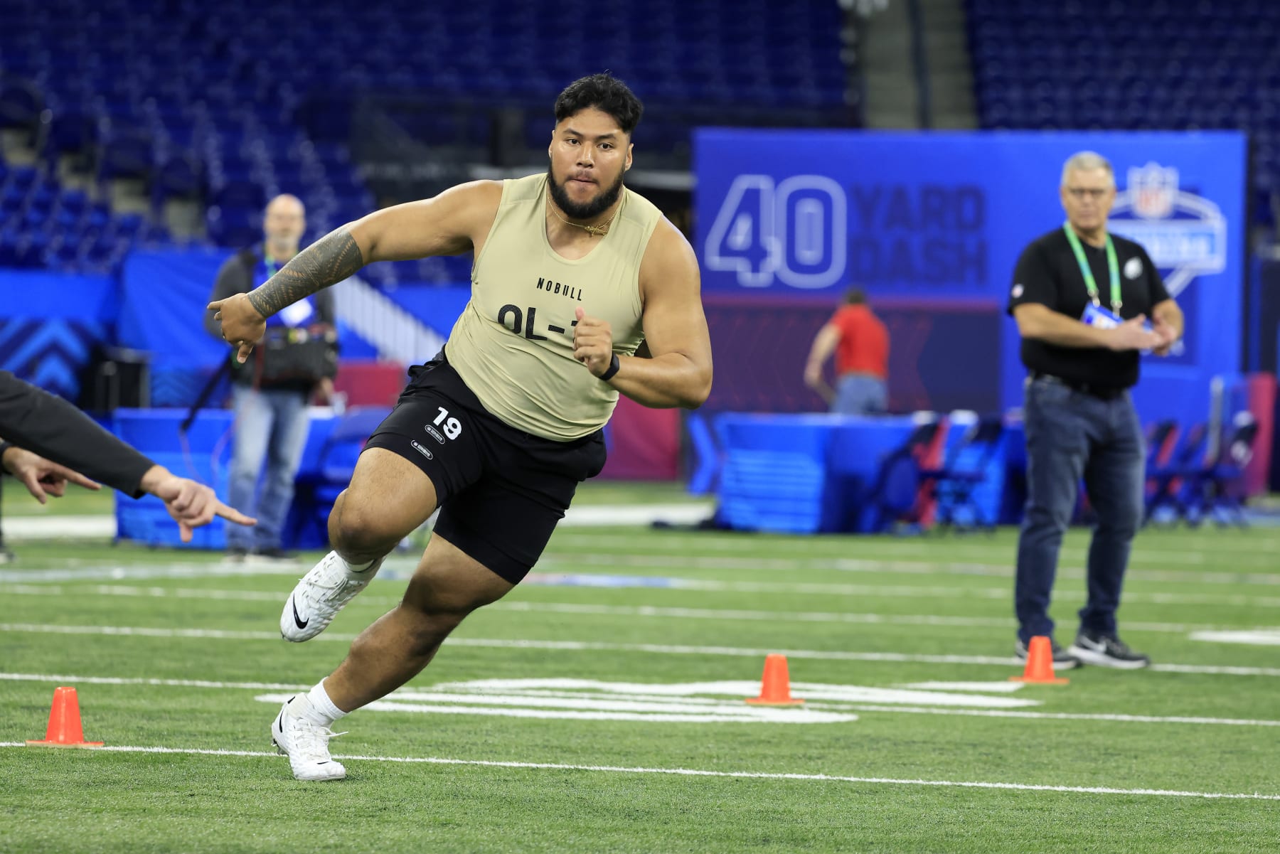 INDIANAPOLIS, INDIANA - MARCH 03: Troy Fautanu #OL19 of Washington participates in a drill during the NFL Combine at Lucas Oil Stadium on March 03, 2024 in Indianapolis, Indiana. (Photo by Justin Casterline/Getty Images)