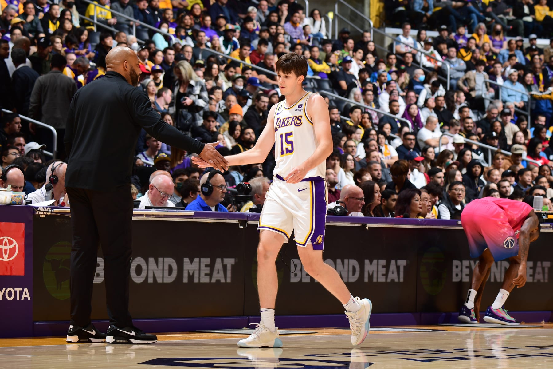 LOS ANGELES, CA - DECEMBER 18: Head Coach Darvin Ham of the Los Angeles Lakers high fives Austin Reaves #15 during the game against the Washington Wizards on December 18, 2022 at Crypto.Com Arena in Los Angeles, California. NOTE TO USER: User expressly acknowledges and agrees that, by downloading and/or using this Photograph, user is consenting to the terms and conditions of the Getty Images License Agreement. Mandatory Copyright Notice: Copyright 2022 NBAE (Photo by Adam Pantozzi/NBAE via Getty Images)