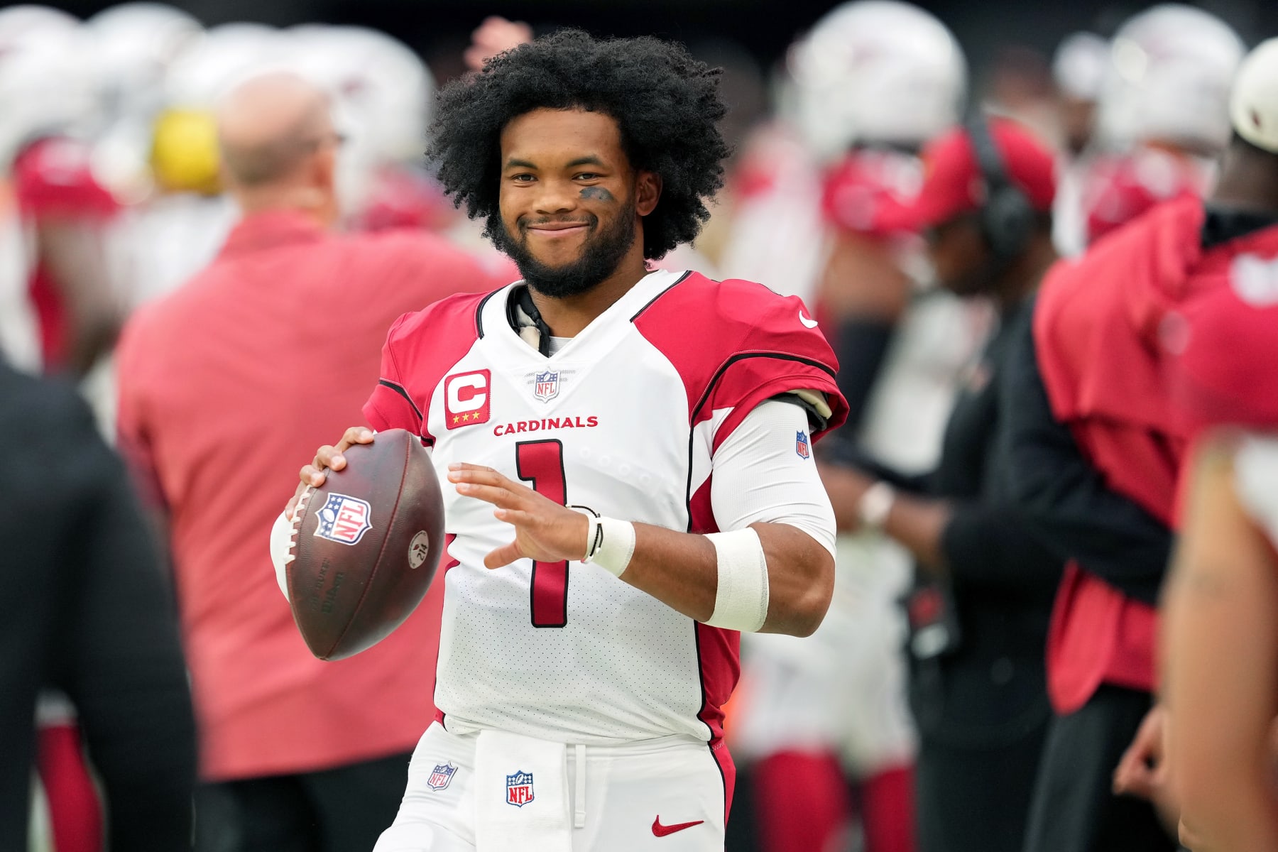 LAS VEGAS, NEVADA - SEPTEMBER 18: Kyler Murray #1 of the Arizona Cardinals warms up on the sidelines in the second quarter against the Las Vegas Raiders at Allegiant Stadium on September 18, 2022 in Las Vegas, Nevada. (Photo by Chris Unger/Getty Images) LAS VEGAS, NEVADA - SEPTEMBER 18: Kyler Murray #1 of the Arizona Cardinals warms up on the sidelines in the second quarter against the Las Vegas Raiders at Allegiant Stadium on September 18, 2022 in Las Vegas, Nevada. (Photo by Chris Unger/Getty Images)