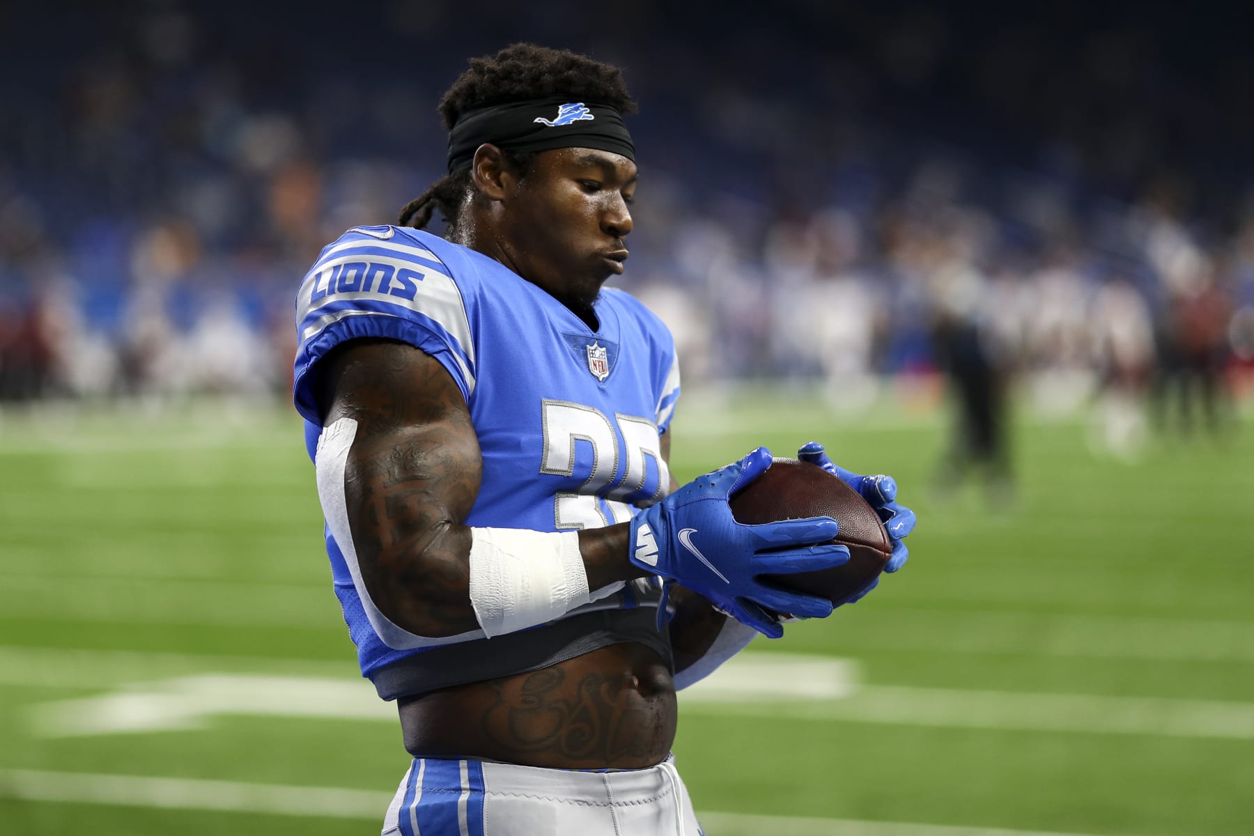 DETROIT, MI - SEPTEMBER 18: Jamaal Williams #30 of the Detroit Lions catches a ball prior to an NFL football game against the Washington Commanders at Ford Field on September 18, 2022 in Detroit, Michigan. (Photo by Kevin Sabitus/Getty Images)