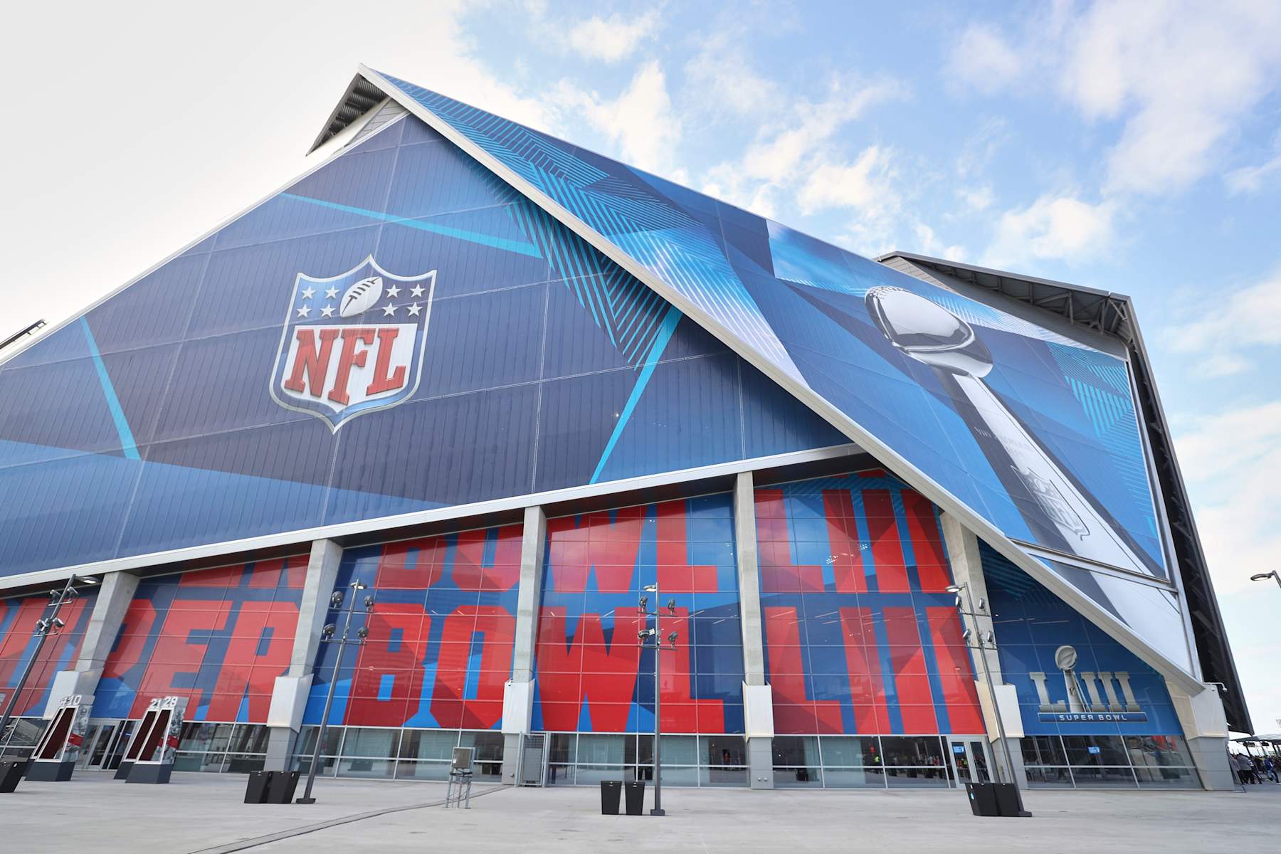 Football: Super Bowl LIII: Exterior view of Mercedes-Benz Stadium before New England Patriots vs Los Angeles Rams game.
Atlanta, GA 2/3/2019
CREDIT: Simon Bruty (Photo by Simon Bruty /Sports Illustrated via Getty Images)
(Set Number: X162457 TK1 )