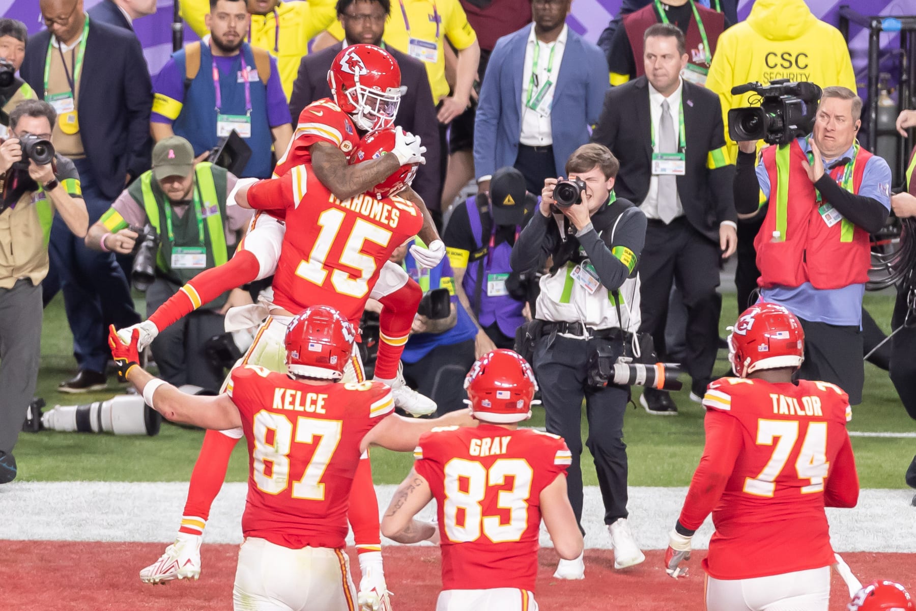 LAS VEGAS, NEVADA - FEBRUARY 11: Mecole Hardman of Kansas City Chiefs celebrates after scoring his touchdown to 22:25 with his teammates during the Super Bowl LVIII match between San Francisco 49ers and Kansas City Chiefs at Allegiant Stadium on February 11, 2024 in Las Vegas, Nevada. (Photo by Mario Hommes/DeFodi Images via Getty Images)
