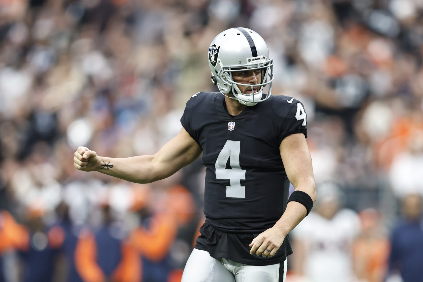 LAS VEGAS, NEVADA - OCTOBER 02: Derek Carr #4 of the Las Vegas Raiders celebrates after scoring against the Denver Broncos during the first half of an NFL football game at Allegiant Stadium on October 02, 2022 in Las Vegas, Nevada. (Photo by Michael Owens/Getty Images)