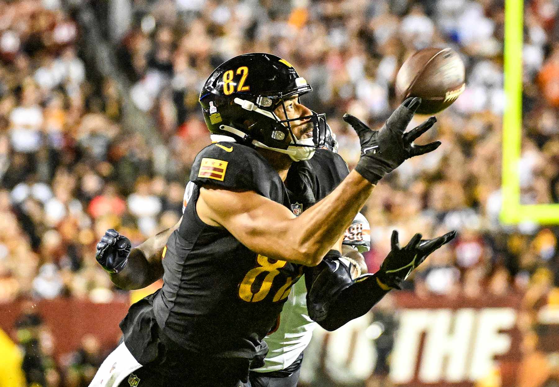 LANDOVER, MD - OCTOBER 05: Washington Commanders tight end Logan Thomas (82) makes a reception during the NFL game between the Chicago Bears and the Washington Commanders on October 5, 2023 at Fed Ex Field in Landover, MD. (Photo by Mark Goldman/Icon Sportswire via Getty Images)
