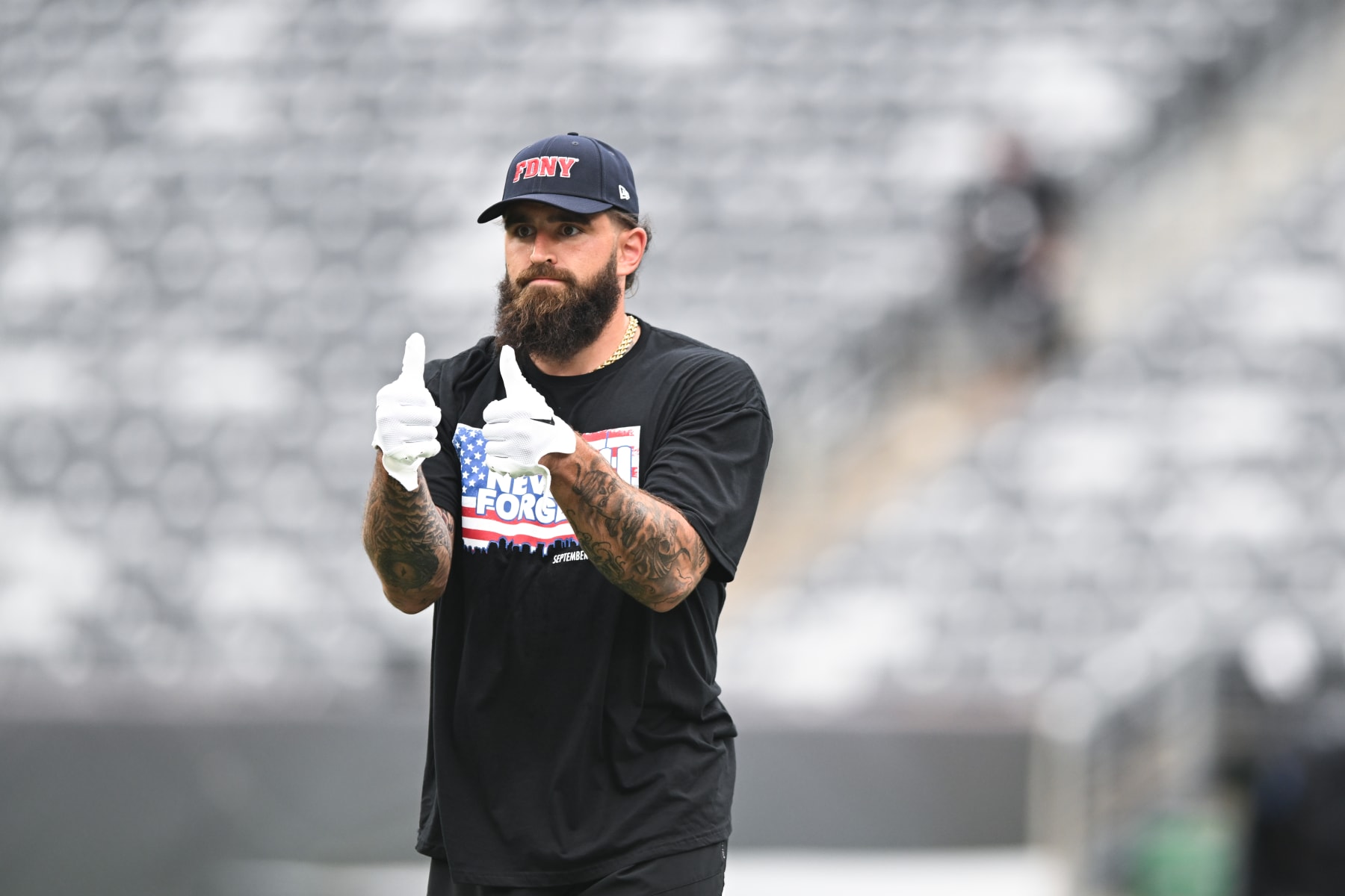EAST RUTHERFORD, NJ - SEPTEMBER 11: Tyler Conklin #83 of the New York Jets gives a thumbs up during warmups prior to the start of the game against the Baltimore Ravens at MetLife Stadium on September 11, 2022 in East Rutherford, New Jersey. (Photo by Kathryn Riley/Getty Images)