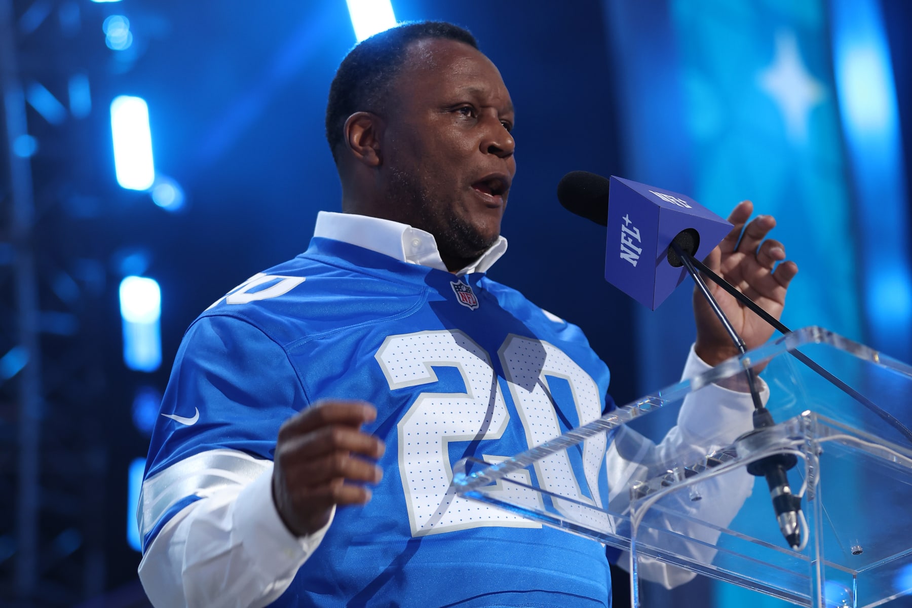"DISRESPECTED AND KICKED OUT OF A LUXURY HOTEL, NFL LEGEND Barry Sanders RETURNED THE NEXT DAY — NOT TO COMPLAIN, BUT TO ... A luxury hotel in California made a serious mistake: insulting and refusing to serve NFL legend and Detroit Lions icon — Barry Sanders — simply because of assumptions based on things that should never have been judged. But exactly 24 hours later, Barry Sanders came back — not as a guest, but as the new owner of the hotel. Dressed sharply in a suit, he walked into the lobby with the ownership papers in hand. No shouting. No threats. Just a calm stare — and one short sentence that brought the entire lobby to stunned silence. What they got wrong about him yesterday… became a masterclass in dignity and power today" See full article in the comments👇👇.D