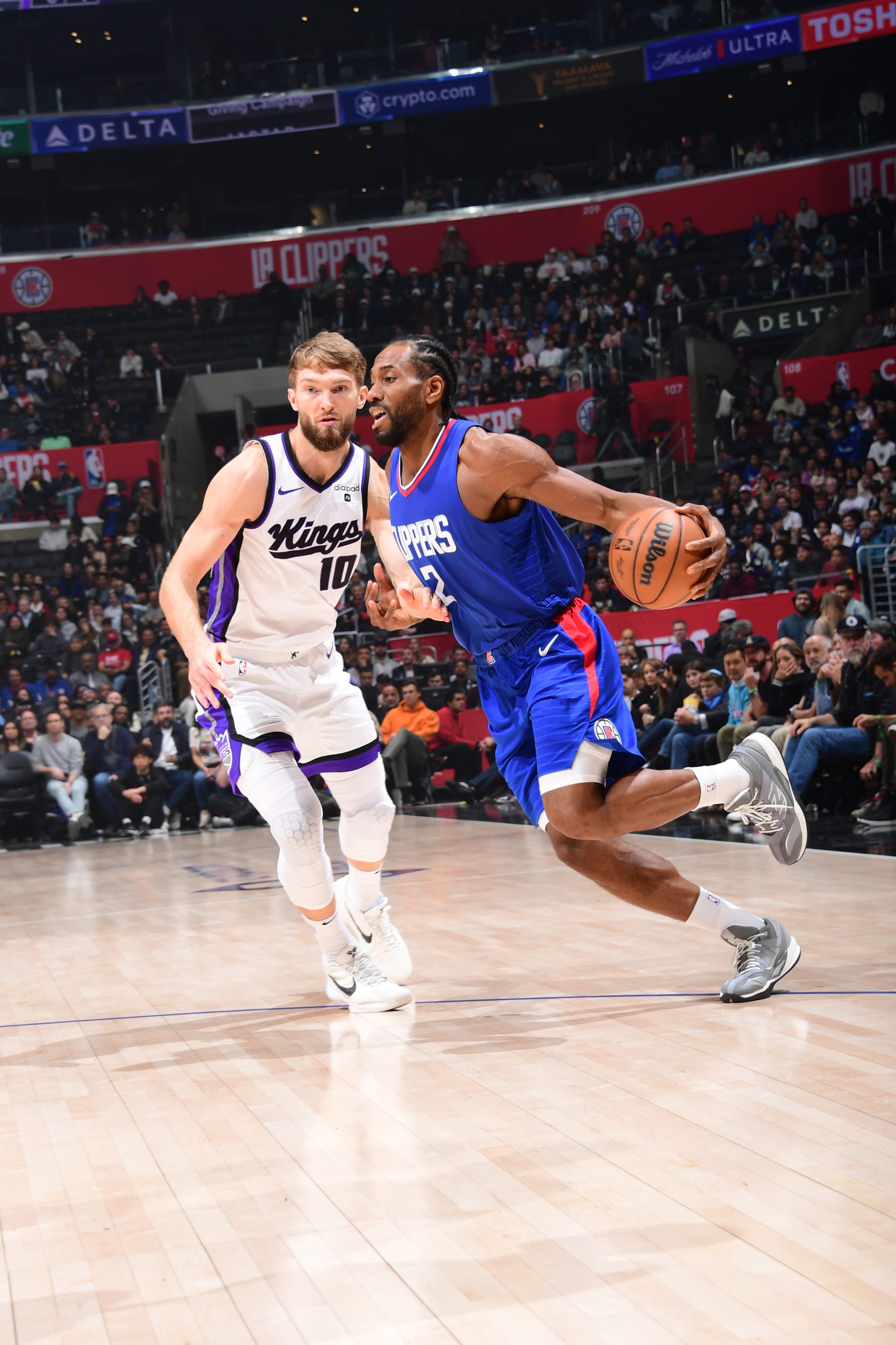 LOS ANGELES, CA - DECEMBER 12: Kawhi Leonard #2 of the LA Clippers dribbles the ball during the game against the Sacramento Kings on December 12, 2023 at Crypto.Com Arena in Los Angeles, California. NOTE TO USER: User expressly acknowledges and agrees that, by downloading and/or using this Photograph, user is consenting to the terms and conditions of the Getty Images License Agreement. Mandatory Copyright Notice: Copyright 2023 NBAE (Photo by Adam Pantozzi/NBAE via Getty Images)