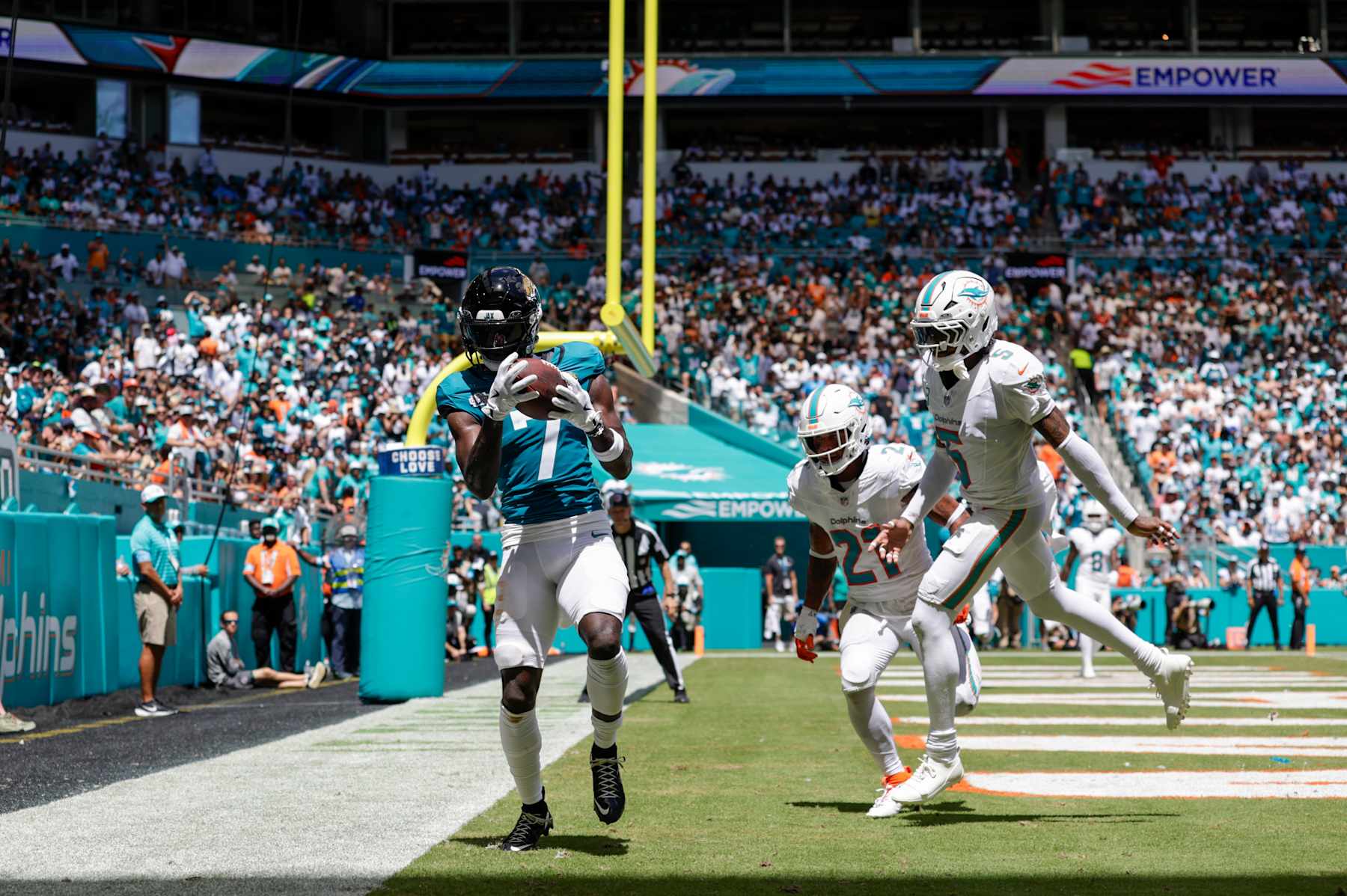MIAMI GARDENS, FL - SEPTEMBER 08: Jacksonville Jaguars wide receiver Brian Thomas Jr. (7) catches a pass in the end zone for a touchdown during the game between the Jacksonville Jaguars and the Miami Dolphins on September 8, 2024 at Hard Rock Stadium in Maimi Gardens, Fl. (Photo by David Rosenblum/Icon Sportswire via Getty Images)