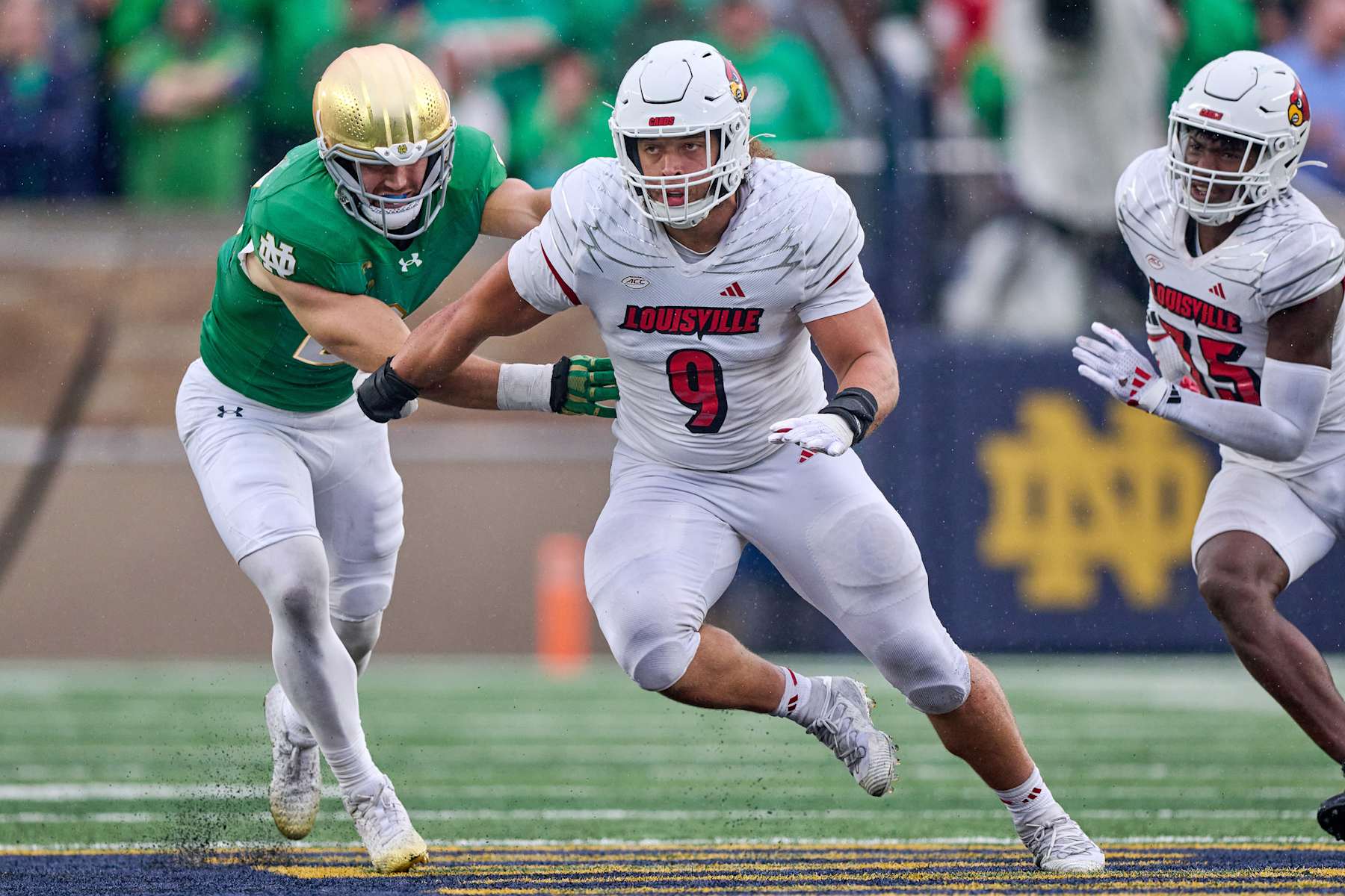 SOUTH BEND, IN - SEPTEMBER 28: Louisville Cardinals defensive lineman Ashton Gillotte (9) battles with Notre Dame Fighting Irish linebacker Jack Kiser (24) in action during a game between the Louisville Cardinals and the Notre Dame Fighting Irish on September 28, 2024 at Notre Dame Stadium in South Bend, IN. (Photo by Robin Alam/Icon Sportswire via Getty Images)