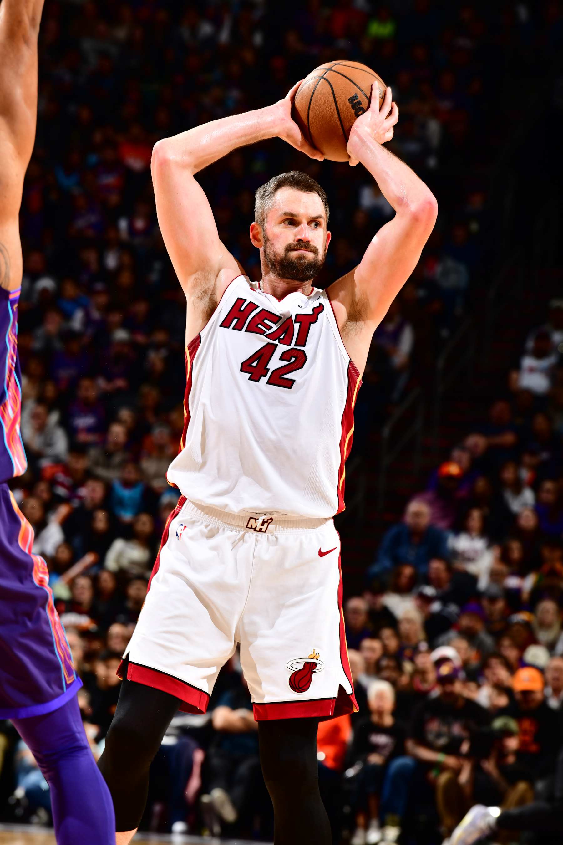 PHOENIX, AZ - JANUARY 5: Kevin Love #42 of the Miami Heat looks to pass the ball during the game against the Phoenix Suns on January 5, 2023 at Footprint Center in Phoenix, Arizona. NOTE TO USER: User expressly acknowledges and agrees that, by downloading and or using this photograph, user is consenting to the terms and conditions of the Getty Images License Agreement. Mandatory Copyright Notice: Copyright 2024 NBAE (Photo by Barry Gossage/NBAE via Getty Images)