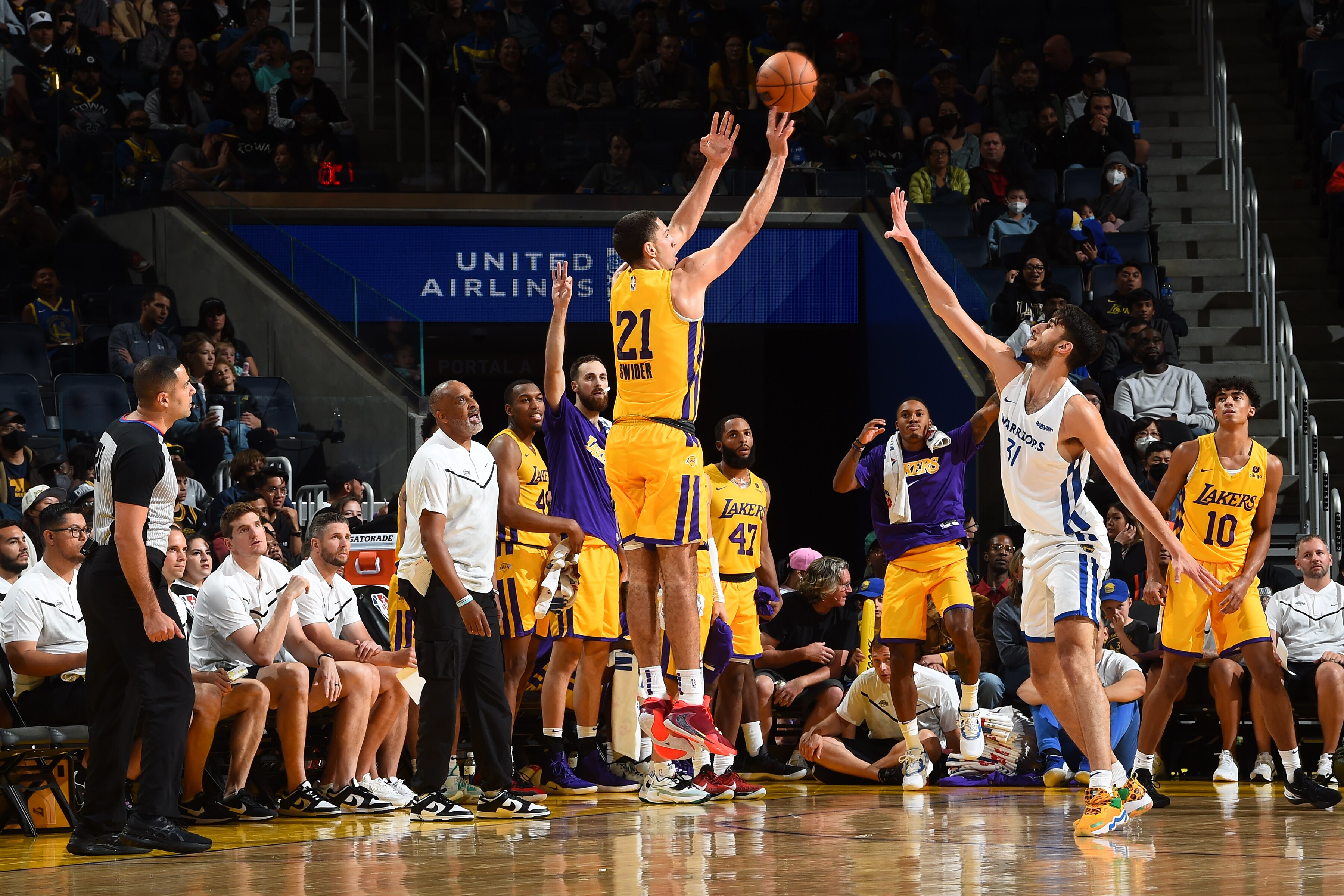 SAN FRANCISCO, CA - JULY 3:  Cole Swider #21 of Los Angeles Lakers shoots the ball during the  2022 California  Class  against the Golden State Warriors  during the 2022  Salt Lake City Summer League on July 3, 2022 at Chase Center in San Francisco, California. NOTE TO USER: User expressly acknowledges and agrees that, by downloading and or using this photograph, user is consenting to the terms and conditions of Getty Images License Agreement. Mandatory Copyright Notice: Copyright 2022 NBAE (Photo by Noah Graham/NBAE via Getty Images)