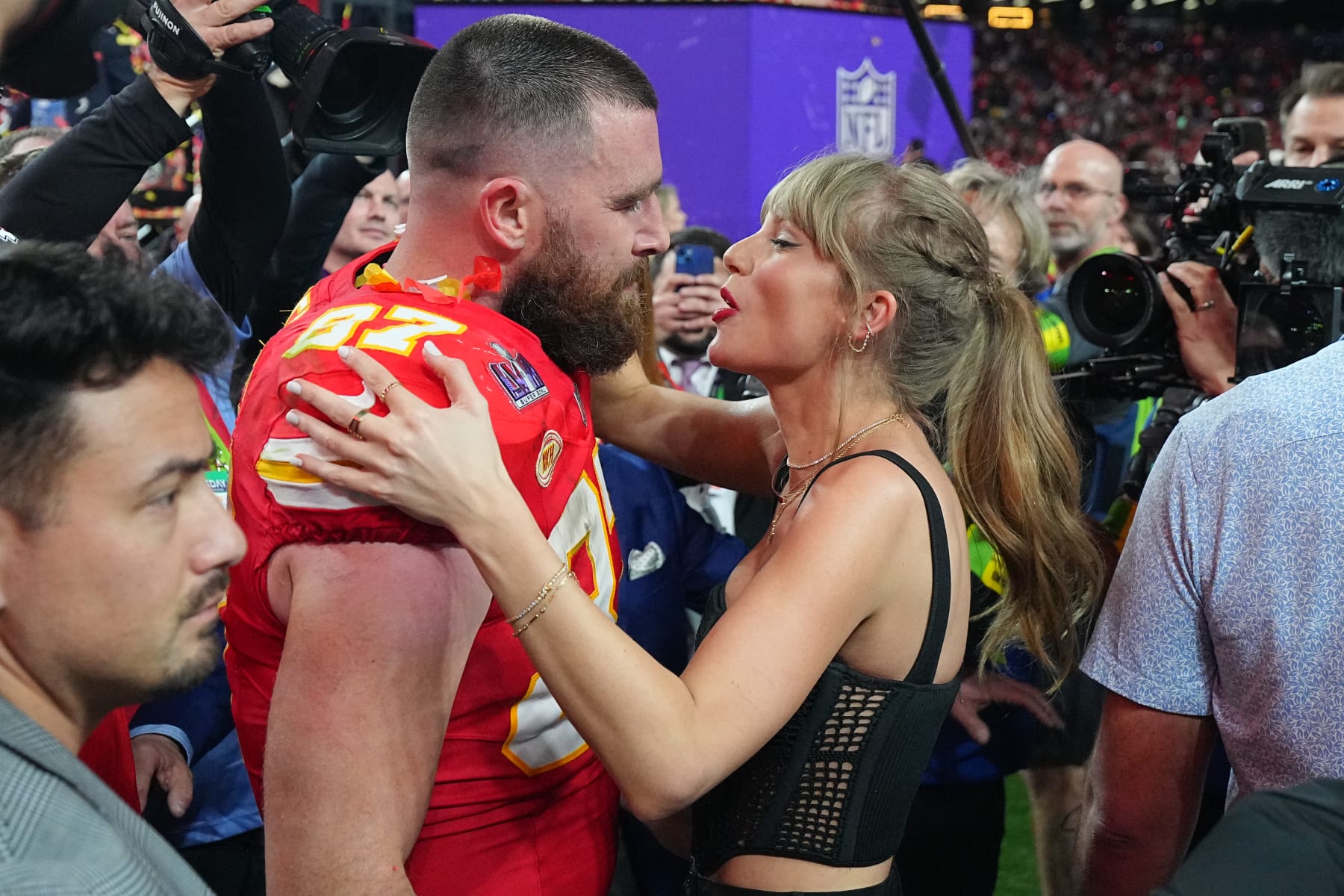 Football: Super Bowl LVIII: Kansas City Chiefs Travis Kelce (87) kisses girlfriend and singer Taylor Swift following victory vs San Francisco 49ers at Allegiant Stadium. 
Las Vegas, NV 2/11/2024
CREDIT: Erick W. Rasco (Photo by Erick W. Rasco/Sports Illustrated via Getty Images) 
(Set Number: X164496 TK1)