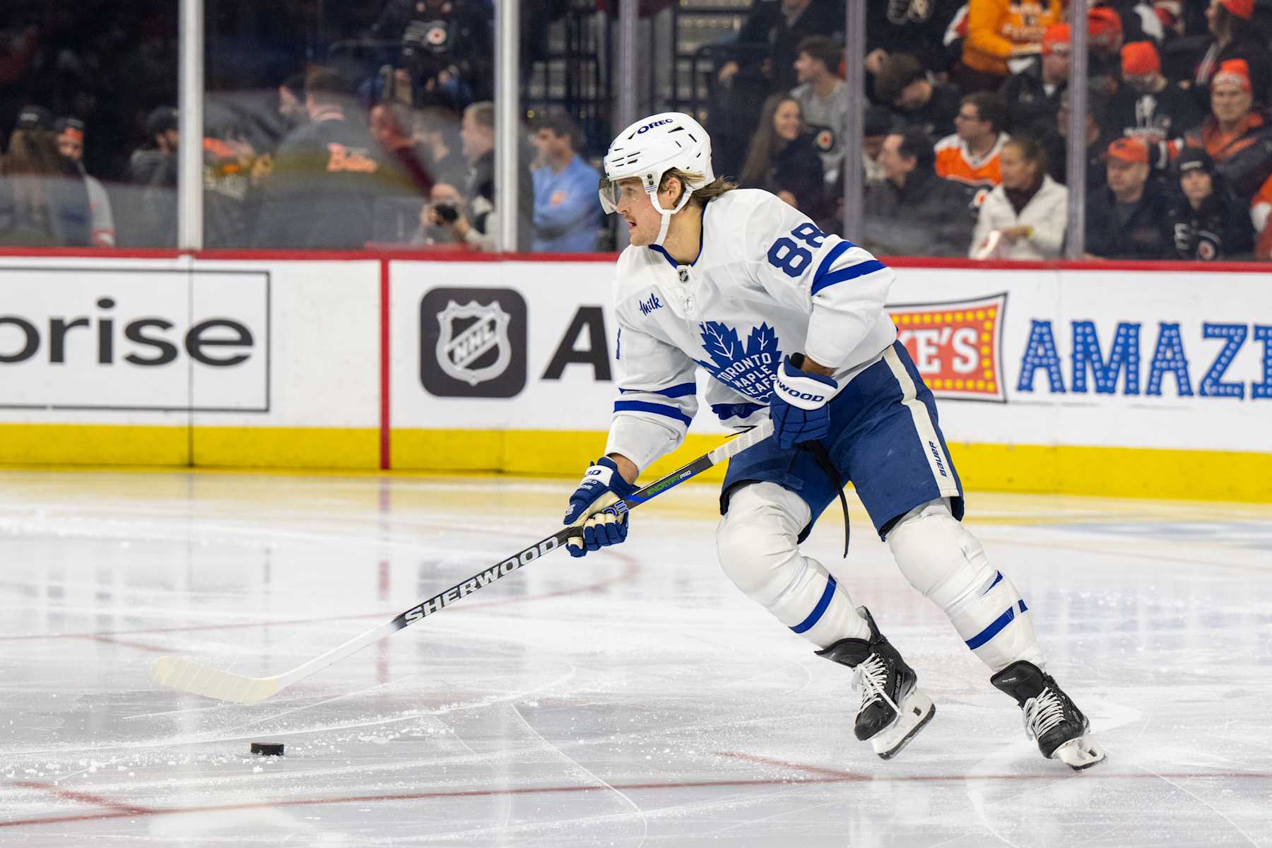 PHILADELPHIA, PA - JANUARY 07: Toronto Maple Leafs right wing William Nylander (88) skates with the puck during the game between the Toronto Maple Leafs and the Philadelphia Flyers on January 7th, 2025 at the Wells Fargo Center in Philadelphia, PA. (Photo by Terence Lewis/Icon Sportswire via Getty Images)