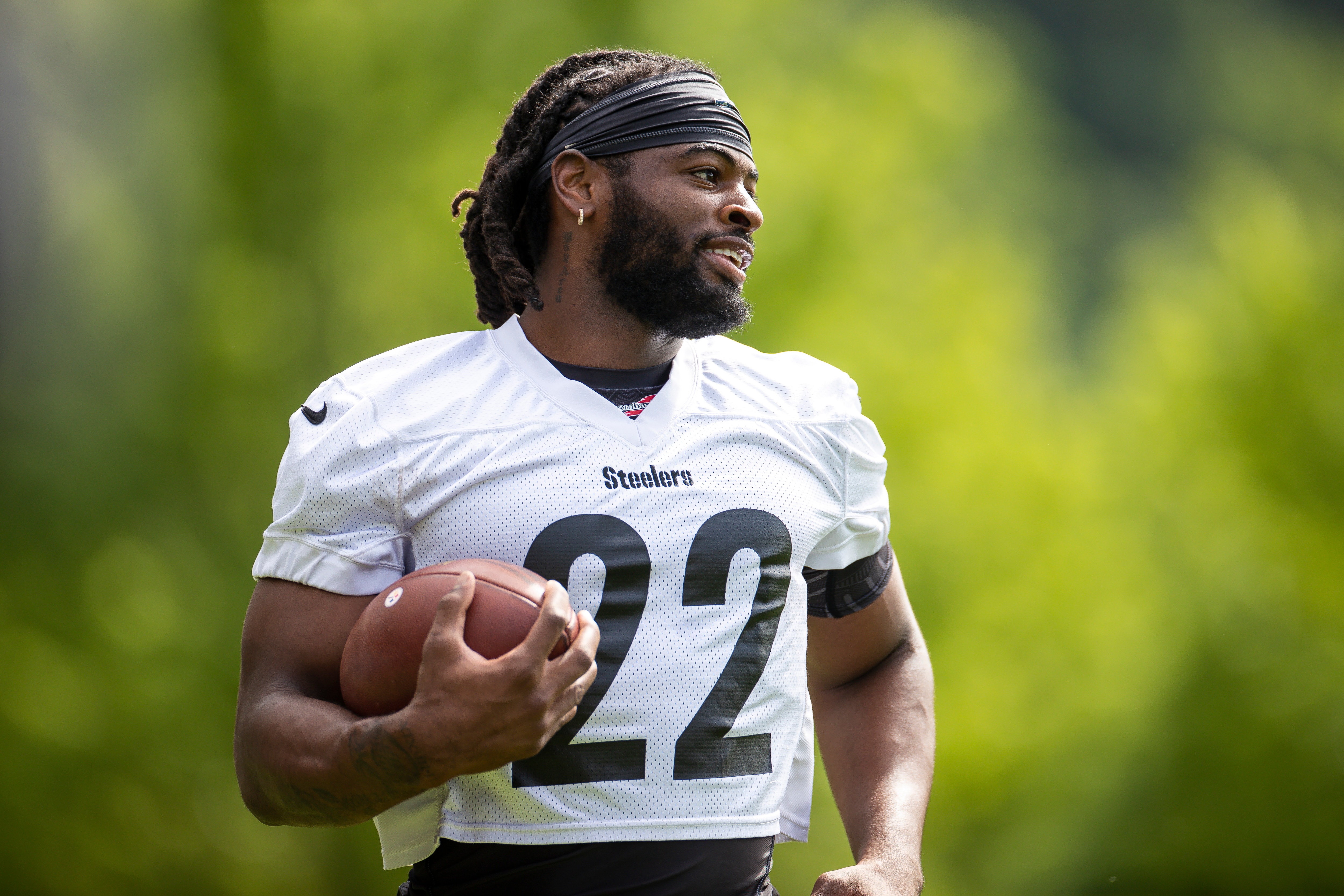 PITTSBURGH, PA - MAY 25: Pittsburgh Steelers running back Najee Harris (22) takes part in a drill during the team's OTA practice on May 25, 2022, at the Steelers Practice Facility in Pittsburgh, PA. (Photo by Brandon Sloter/Icon Sportswire via Getty Images) PITTSBURGH, PA - MAY 25: Pittsburgh Steelers running back Najee Harris (22) takes part in a drill during the team's OTA practice on May 25, 2022, at the Steelers Practice Facility in Pittsburgh, PA. (Photo by Brandon Sloter/Icon Sportswire via Getty Images)