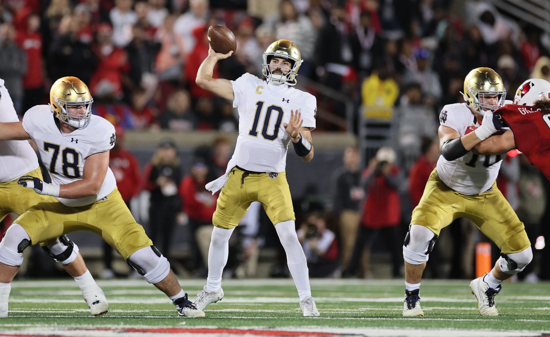 LOUISVILLE, KENTUCKY - OCTOBER 07: Sam Hartman #10 of Notre Dame against the Louisville Cardinals at Cardinal Stadium on October 07, 2023 in Louisville, Kentucky. (Photo by Andy Lyons/Getty Images)