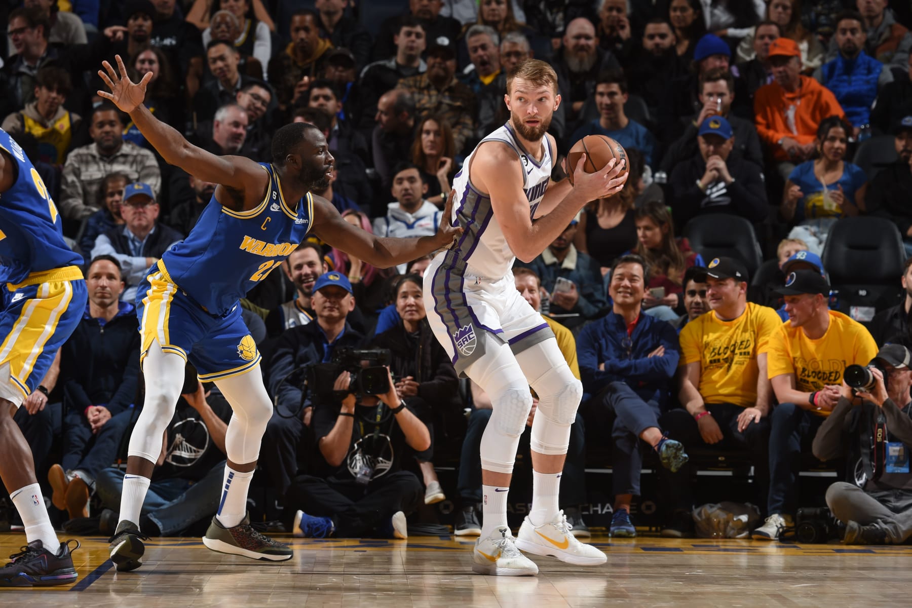 SAN FRANCISCO, CA - NOVEMBER 7: Domantas Sabonis #10 of the Sacramento Kings looks to pass the ball during the game against the Golden State Warriors on November 7, 2022 at Chase Center in San Francisco, California. NOTE TO USER: User expressly acknowledges and agrees that, by downloading and or using this photograph, user is consenting to the terms and conditions of Getty Images License Agreement. Mandatory Copyright Notice: Copyright 2022 NBAE (Photo by Noah Graham/NBAE via Getty Images)