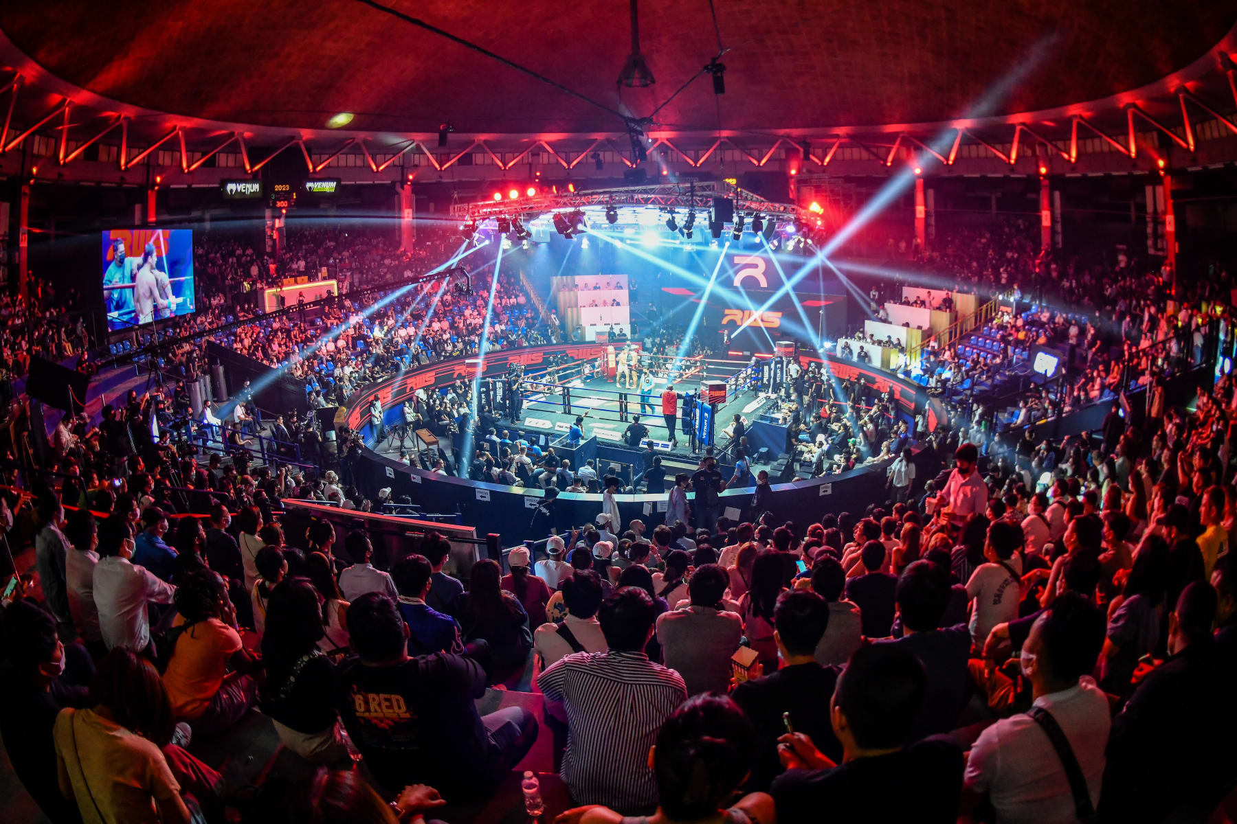 BANGKOK, THAILAND - 2022/08/19: A view of Rajadamnern Stadium during a kickboxing match. Buakaw Banchamek, a legend of Muay Thai, returned to Rajadamnern Stadium for the first time in 18 years to face Kota Miura, one of the hottest MMA prospects in the world from Japan. (Photo by Amphol Thongmueangluang/SOPA Images/LightRocket via Getty Images)