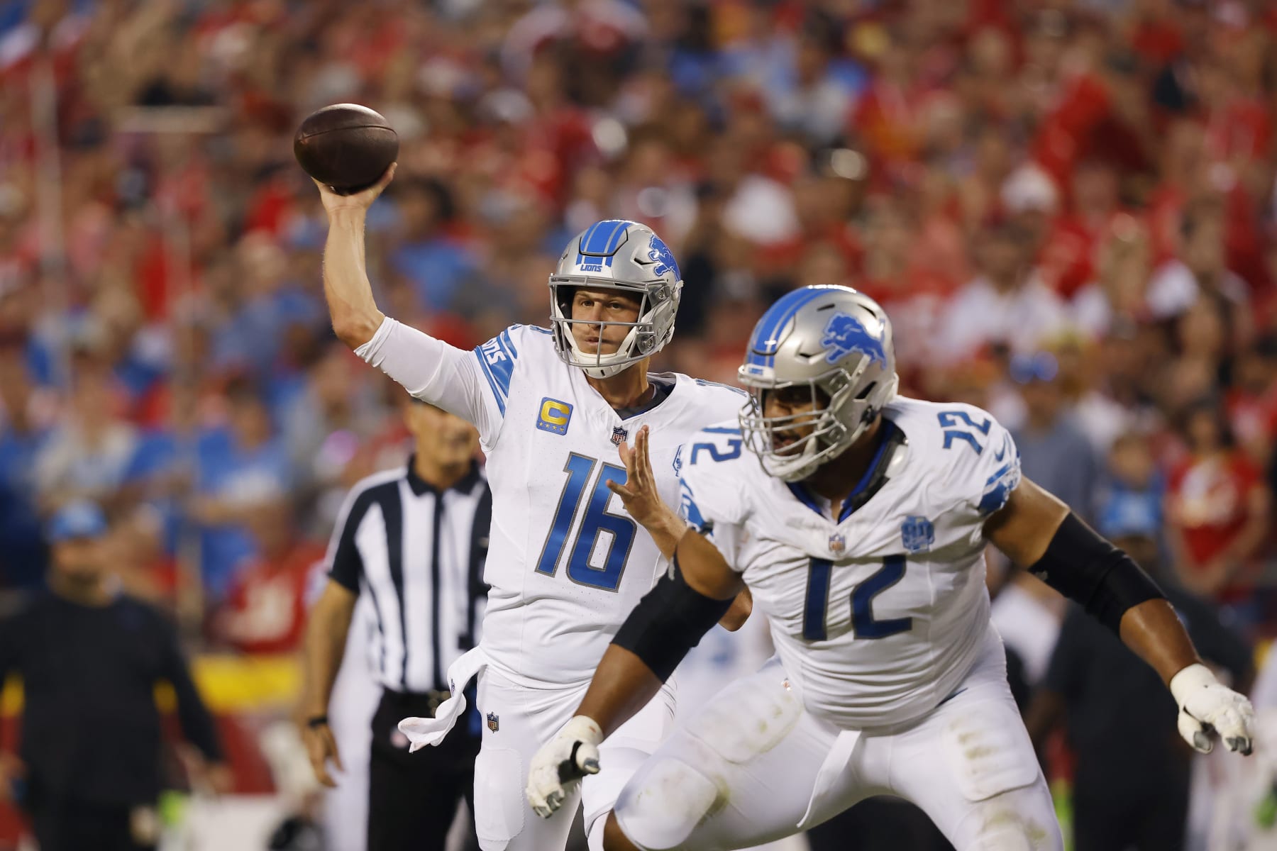 KANSAS CITY, MISSOURI - SEPTEMBER 07: Jared Goff #16 of the Detroit Lions passes in the first quarter against the Kansas City Chiefs at GEHA Field at Arrowhead Stadium on September 07, 2023 in Kansas City, Missouri. (Photo by David Eulitt/Getty Images)