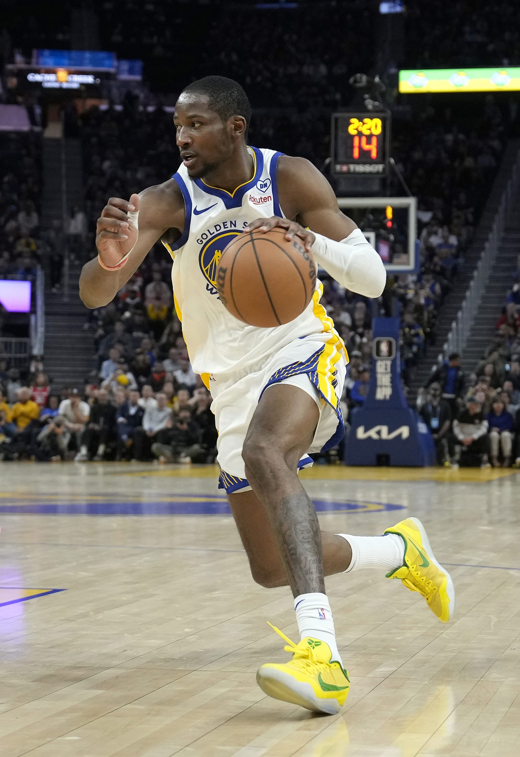 SAN FRANCISCO, CALIFORNIA - JANUARY 30: Jonathan Kuminga #00 of the Golden State Warriors dribbling the ball looks to drive to the basket against the Philadelphia 76ers during the fourth quarter of an NBA basketball game at Chase Center on January 30, 2024 in San Francisco, California. NOTE TO USER: User expressly acknowledges and agrees that, by downloading and or using this photograph, User is consenting to the terms and conditions of the Getty Images License Agreement. (Photo by Thearon W. Henderson/Getty Images)