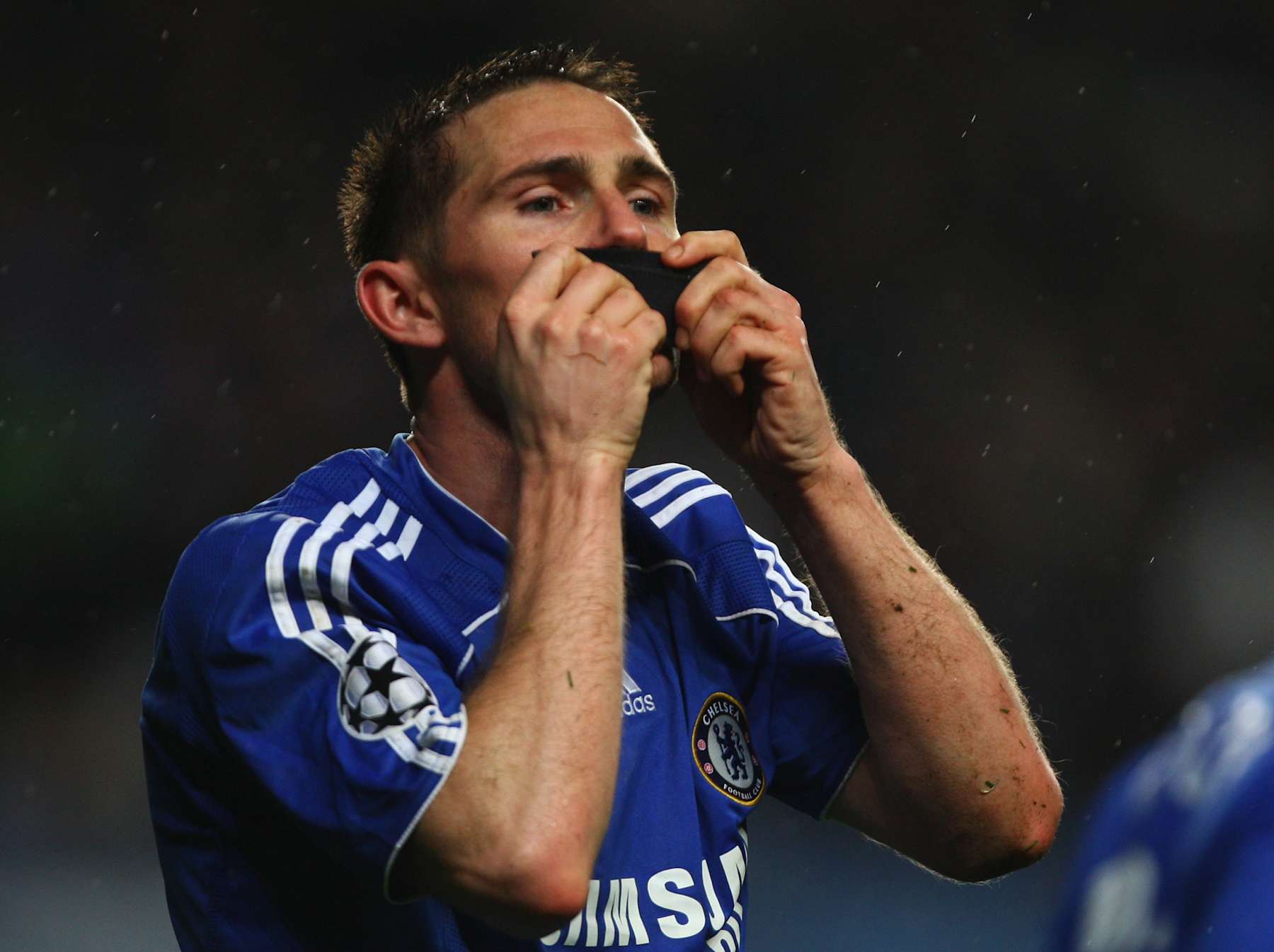 LONDON - APRIL 30:  Frank Lampard of Chelsea celebrates as he scores their second goal from the penalty spot during the UEFA Champions League Semi Final 2nd leg match between Chelsea and Liverpool at Stamford Bridge on April 30, 2008 in London, England.  (Photo by Mike Hewitt/Getty Images)