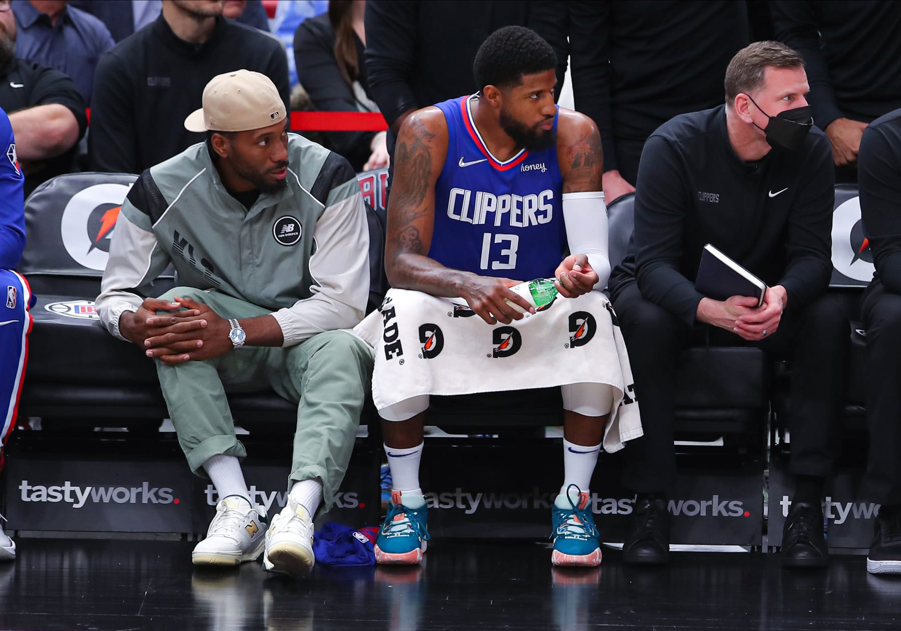 CHICAGO, IL - MARCH 31: Los Angeles Clippers forward Kawhi Leonard (2) and Los Angeles Clippers guard Paul George (13) sit on the bench during a NBA game between the Los Angeles Clippers and the Chicago Bulls on March 31, 2022 at the United Center in Chicago, IL. (Photo by Melissa Tamez/Icon Sportswire via Getty Images)