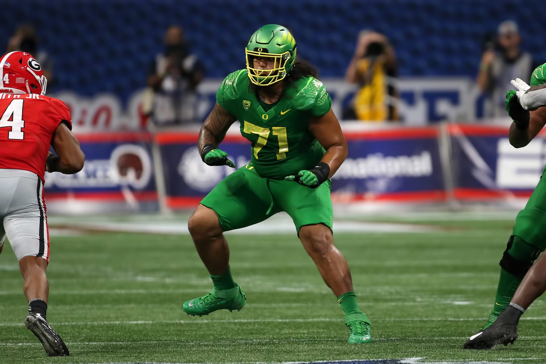 ATLANTA, GA - SEPTEMBER 03: Oregon Ducks offensive lineman Malaesala Aumavae-Laulu (71) during the game between the Oregon Ducks and the Georgia Bulldogs on September 3, 2022 at Mercedes-Benz Stadium in Atlanta, Georgia.  (Photo by Michael Wade/Icon Sportswire via Getty Images)