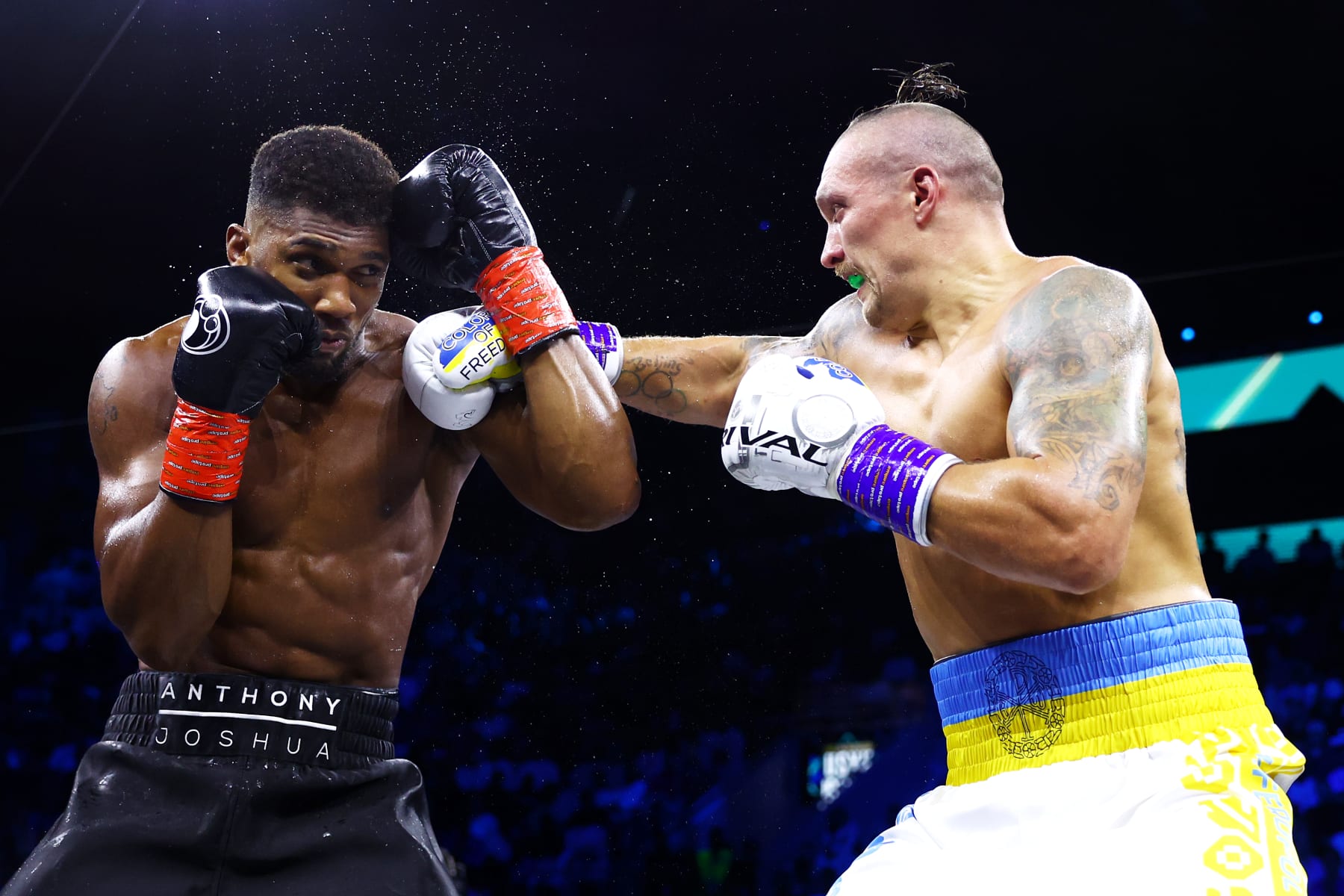 JEDDAH, SAUDI ARABIA - AUGUST 20: Oleksandr Usyk punches Anthony Joshua during their World Heavyweight Championship fight during the Rage on the Red Sea Heavyweight Title Fight at King Abdullah Sports City Arena on August 20, 2022 in Jeddah, Saudi Arabia. (Photo by Francois Nel/Getty Images)
