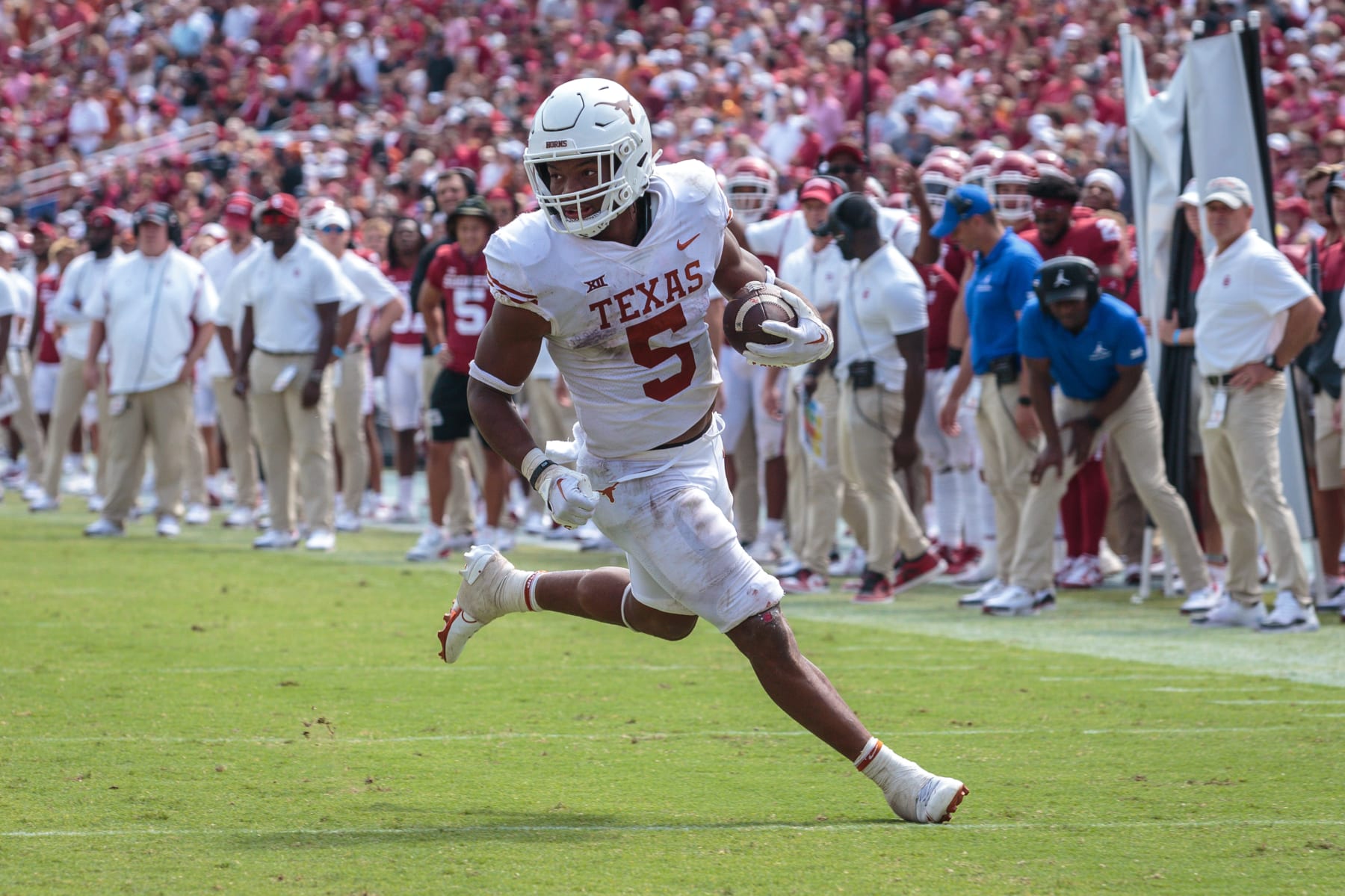 DALLAS, TX - OCTOBER 08: Texas Longhorns running back Bijan Robinson (5) heads to the end zone for a touchdown during the second half against the Oklahoma Sooners on October 8th 2022 at the Cotton Bowl Stadium in Dallas Texas. (Photo by William Purnell/Icon Sportswire via Getty Images)