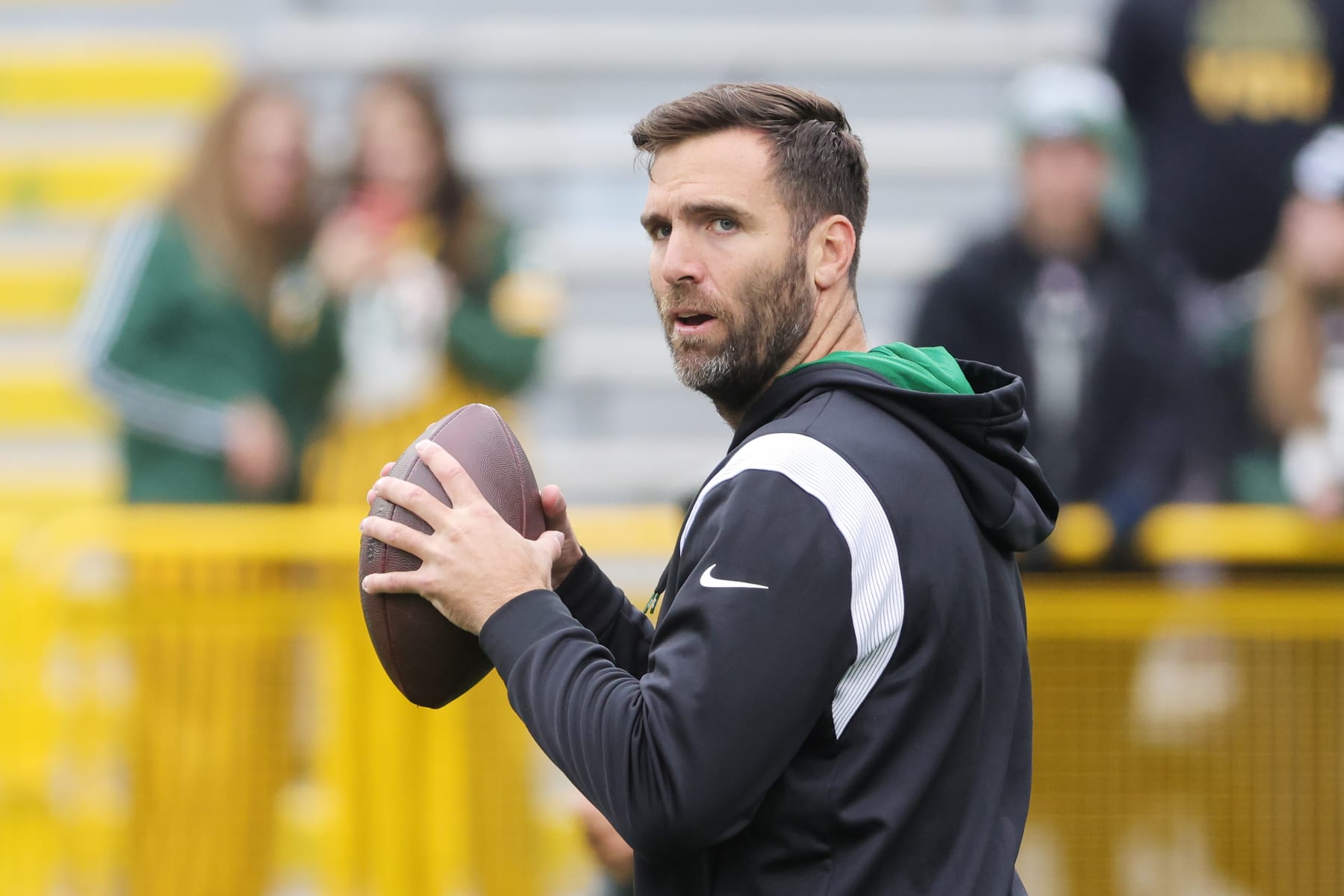 GREEN BAY, WISCONSIN - OCTOBER 16: Joe Flacco #19 of the New York Jets warms up at Lambeau Field on October 16, 2022 in Green Bay, Wisconsin. (Photo by Stacy Revere/Getty Images)