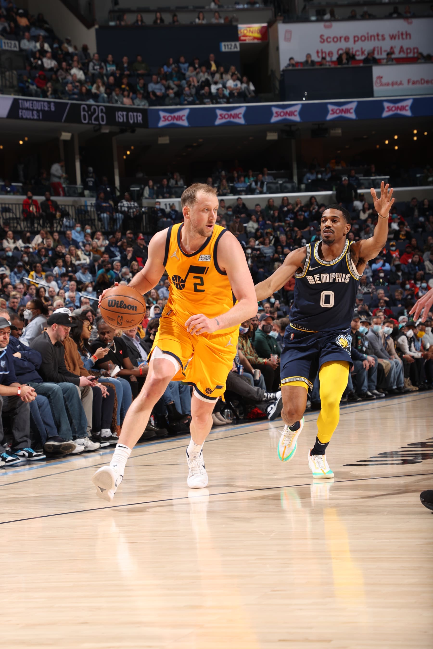 MEMPHIS, TN - JANUARY 28: Joe Ingles #2 of the Utah Jazz dribbles the ball against the Memphis Grizzlies on January 28, 2022 at FedExForum in Memphis, Tennessee. NOTE TO USER: User expressly acknowledges and agrees that, by downloading and or using this photograph, User is consenting to the terms and conditions of the Getty Images License Agreement. Mandatory Copyright Notice: Copyright 2022 NBAE (Photo by Joe Murphy/NBAE via Getty Images)