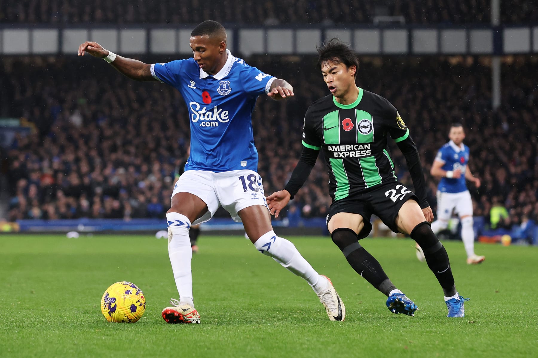 LIVERPOOL, ENGLAND - NOVEMBER 04: Ashley Young of Everton controls the ball whilst under pressure from Kaoru Mitoma of Brighton & Hove Albion during the Premier League match between Everton FC and Brighton & Hove Albion at Goodison Park on November 04, 2023 in Liverpool, England. (Photo by Jan Kruger/Getty Images)