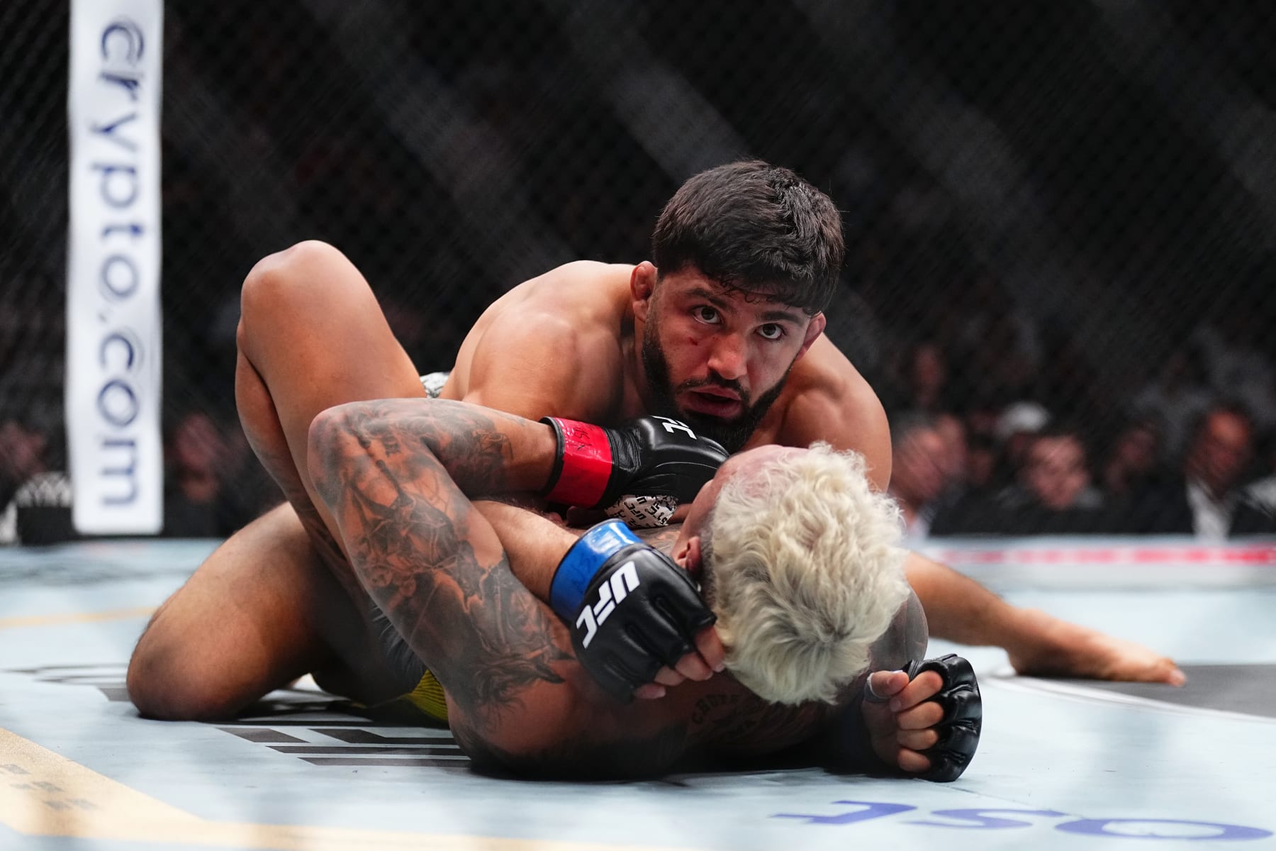 LAS VEGAS, NEVADA - APRIL 13: (R-L) Arman Tsarukyan of Georgia wrestles Charles Oliveira of Brazil in a lightweight fight during the UFC 300 event at T-Mobile Arena on April 13, 2024 in Las Vegas, Nevada.  (Photo by Chris Unger/Zuffa LLC via Getty Images)