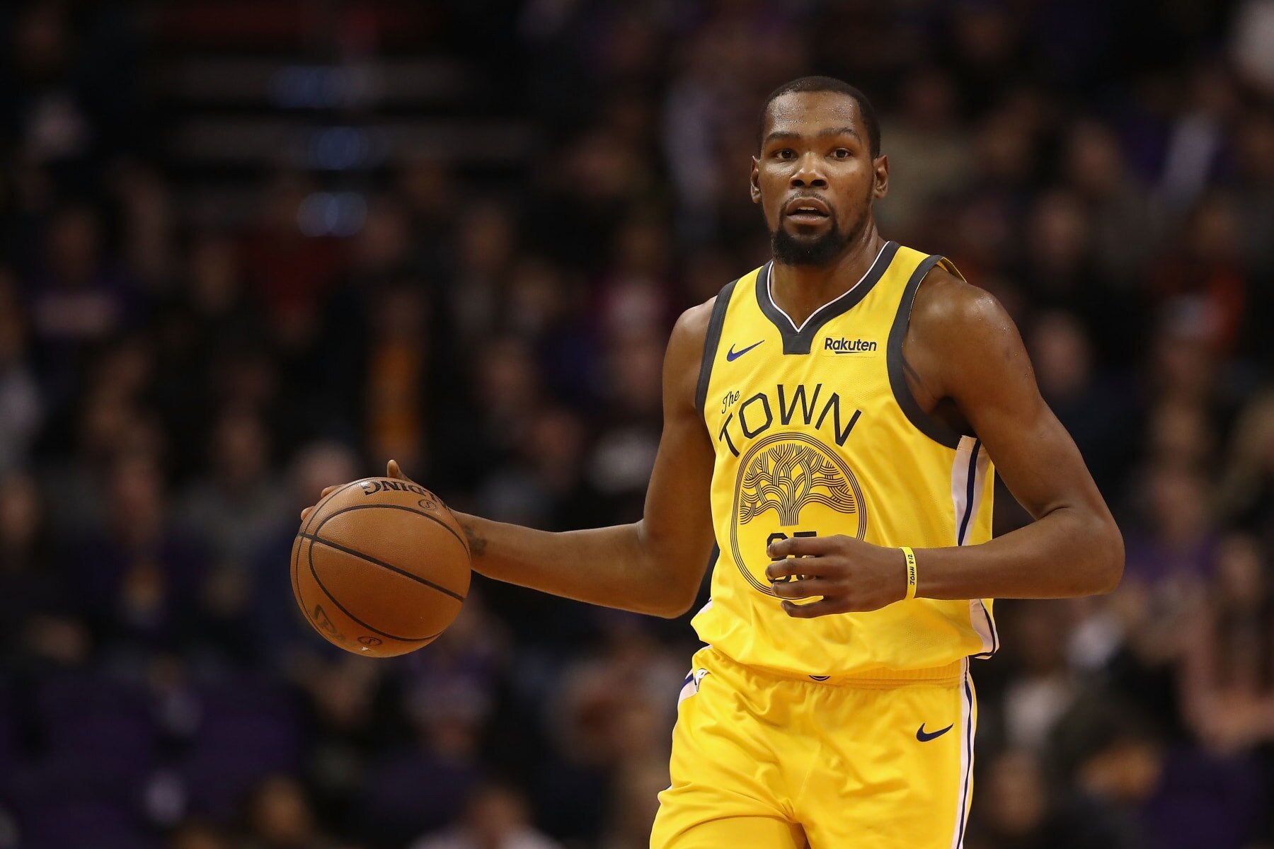 PHOENIX, ARIZONA - DECEMBER 31:  Kevin Durant #35 of the Golden State Warriors handles the ball during the first half of the NBA game against the Phoenix Suns at Talking Stick Resort Arena on December 31, 2018 in Phoenix, Arizona. (Photo by Christian Petersen/Getty Images)