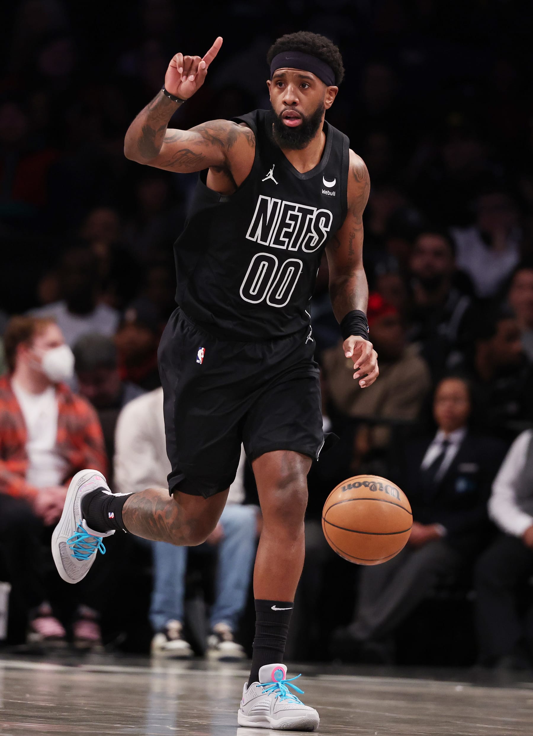 NEW YORK, NEW YORK - JANUARY 05:  Royce O'Neale #00 of the Brooklyn Nets in action against the Oklahoma City Thunder during their game at Barclays Center on January 05, 2024 in New York City.  User expressly acknowledges and agrees that, by downloading and or using this photograph, User is consenting to the terms and conditions of the Getty Images License Agreement.   (Photo by Al Bello/Getty Images)