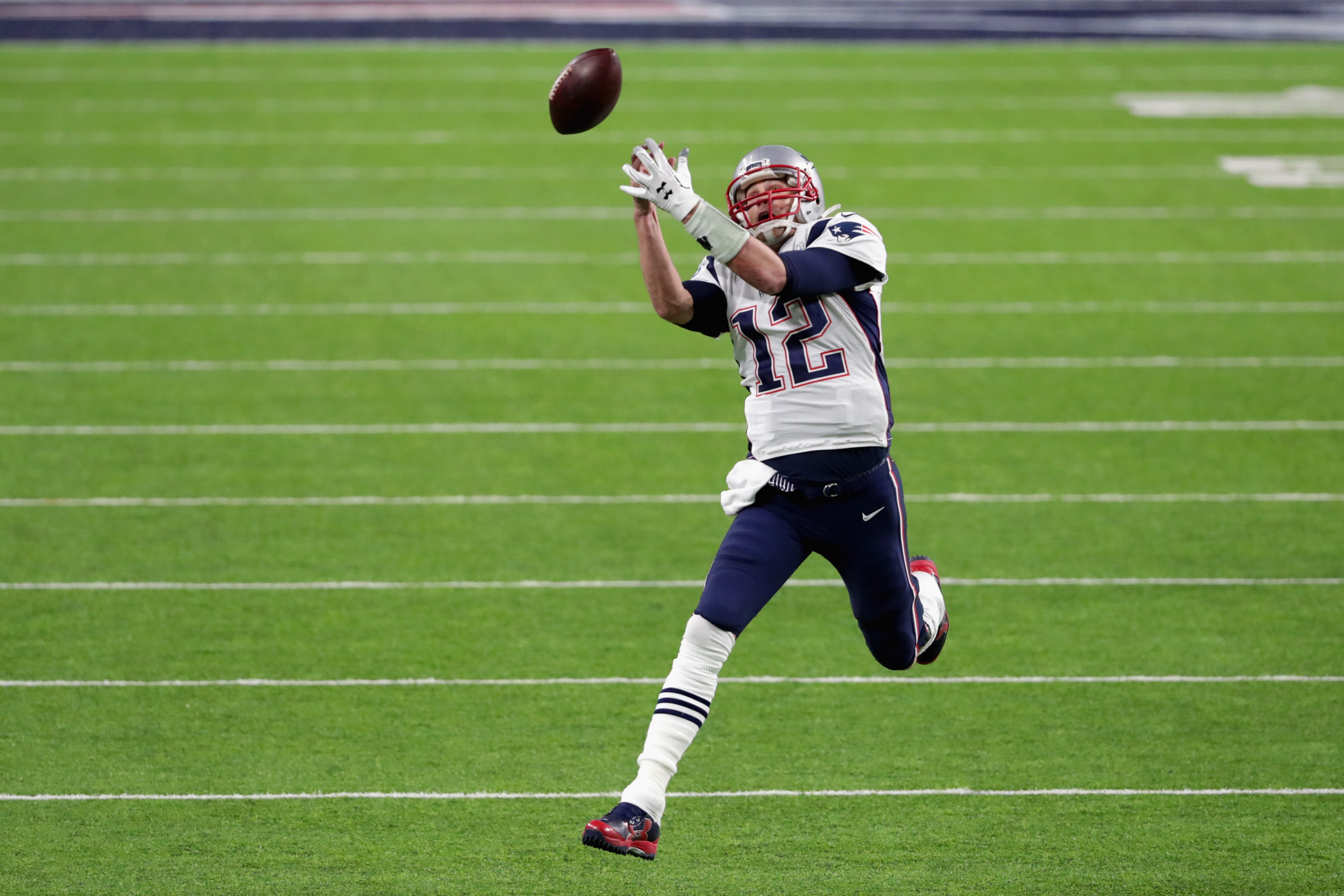 MINNEAPOLIS, MN - FEBRUARY 04:  Tom Brady #12 of the New England Patriots drops a pass inteded for him from teammate Rob Gronkowski #87 during the second quarter against the Philadelphia Eagles in Super Bowl LII at U.S. Bank Stadium on February 4, 2018 in Minneapolis, Minnesota.  (Photo by Streeter Lecka/Getty Images)