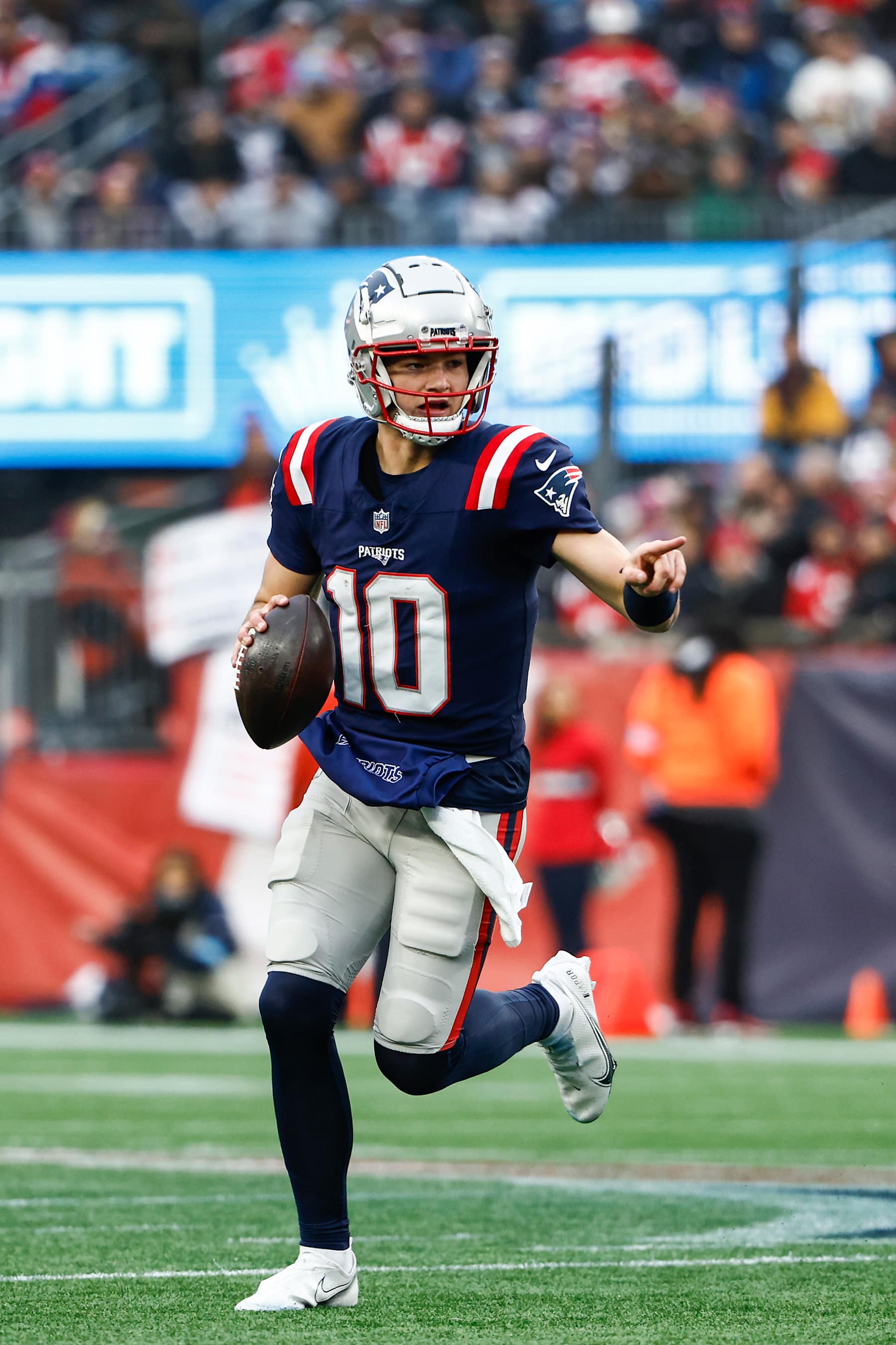 FOXBOROUGH, MA - DECEMBER 28: Drake Maye #10 of the New England Patriots looks to pass during the game against the Los Angeles Chargers at Gillette Stadium on December 28, 2024 in Foxborough, Massachusetts.(Photo By Winslow Townson/Getty Images)