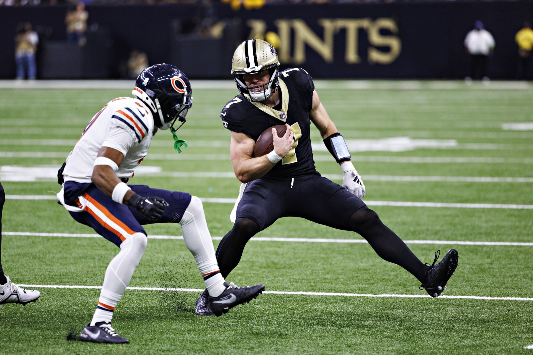 NEW ORLEANS, LOUISIANA - NOVEMBER 05:  Taysom Hill #7 of the New Orleans Saints runs the ball during a game against the Chicago Bears at Caesars Superdome on November 5, 2023 in New Orleans, Louisiana. The Saints defeated the Bears 24-17. (Photo by Wesley Hitt/Getty Images)