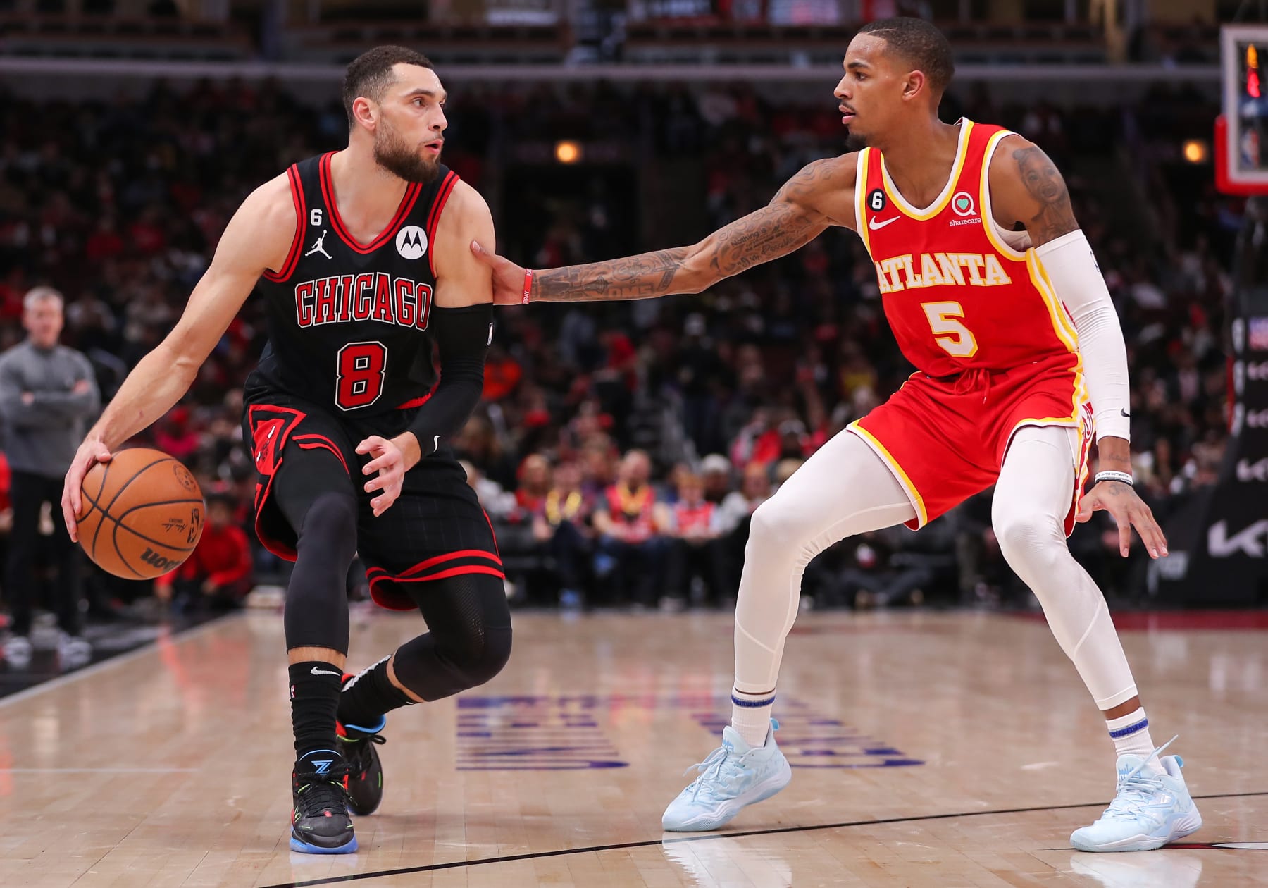 CHICAGO, IL - JANUARY 23: Atlanta Hawks Guard Dejounte Murray (5) guards Chicago Bulls Guard Zach LaVine (8) during a NBA game between the Atlanta  Hawks and the Chicago Bulls on January 23, 2023 at the United Center in Chicago, IL. (Photo by Melissa Tamez/Icon Sportswire via Getty Images)