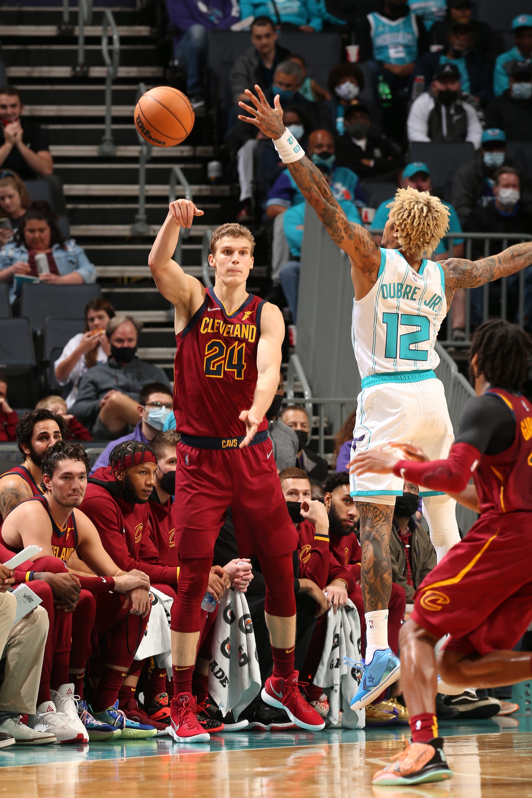 CHARLOTTE, NC - NOVEMBER 1: Lauri Markkanen #24 of the Cleveland Cavaliers passes the ball against the Charlotte Hornets on November 1, 2021 at Spectrum Center in Charlotte, North Carolina. NOTE TO USER: User expressly acknowledges and agrees that, by downloading and or using this photograph, User is consenting to the terms and conditions of the Getty Images License Agreement. Mandatory Copyright Notice: Copyright 2021 NBAE (Photo by Kent Smith/NBAE via Getty Images)