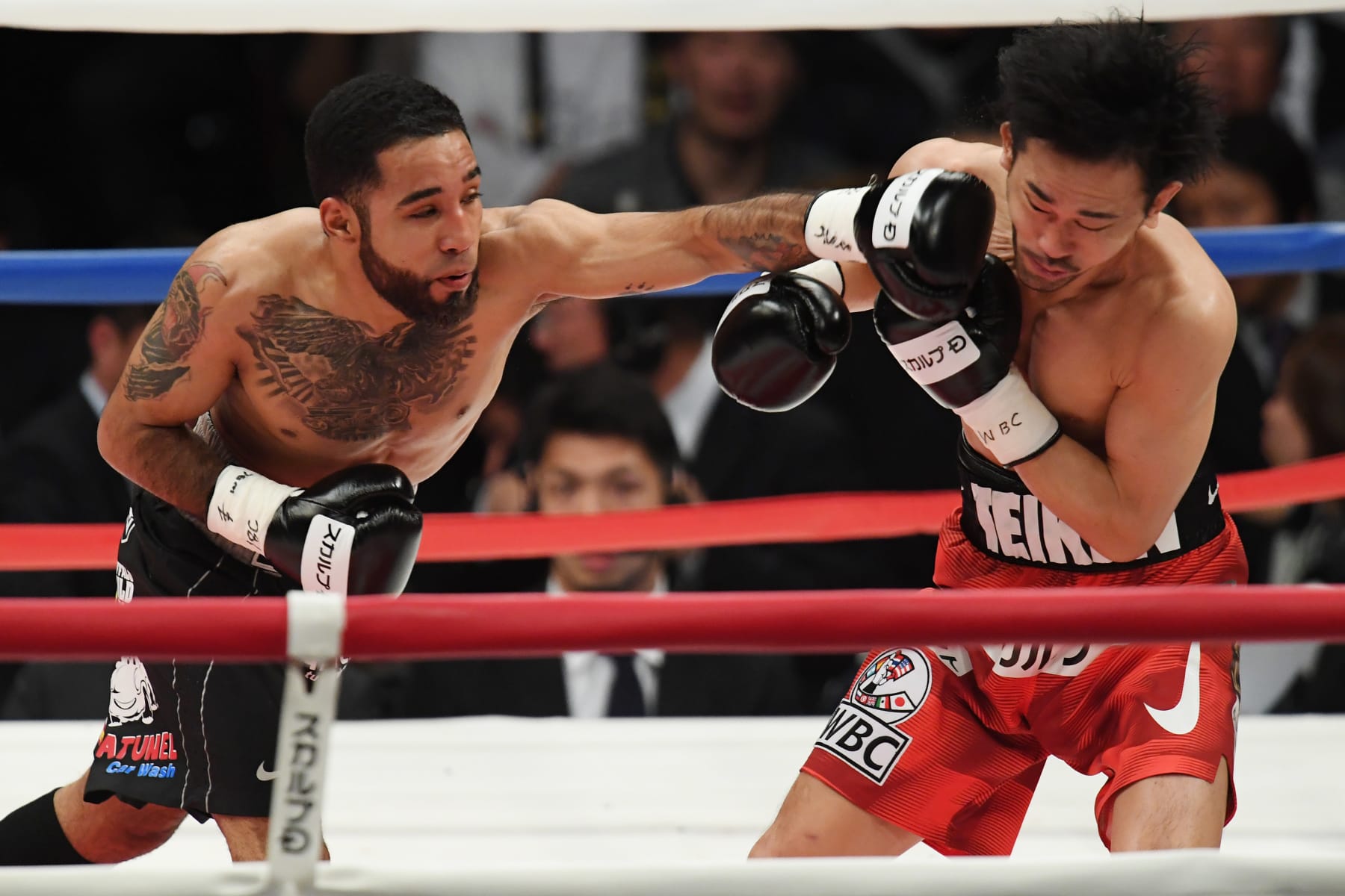 TOKYO, JAPAN - MARCH 01:  Luis Nery of Mexico in action against Shinsuke Yamanaka of Japan during their WBC bantamweight title bout at Ryogoku Kokugikan on March 1, 2018 in Tokyo, Japan.  (Photo by Atsushi Tomura/Getty Images)